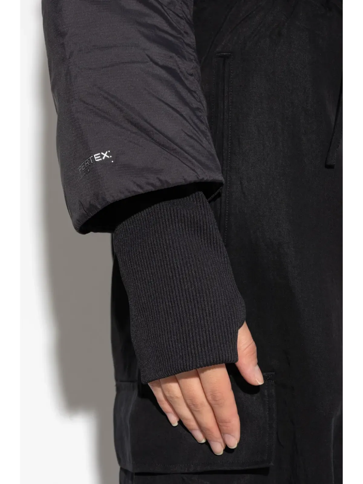 Y-3 クロップド丈パディッドジャケット ブラック - 画像5
