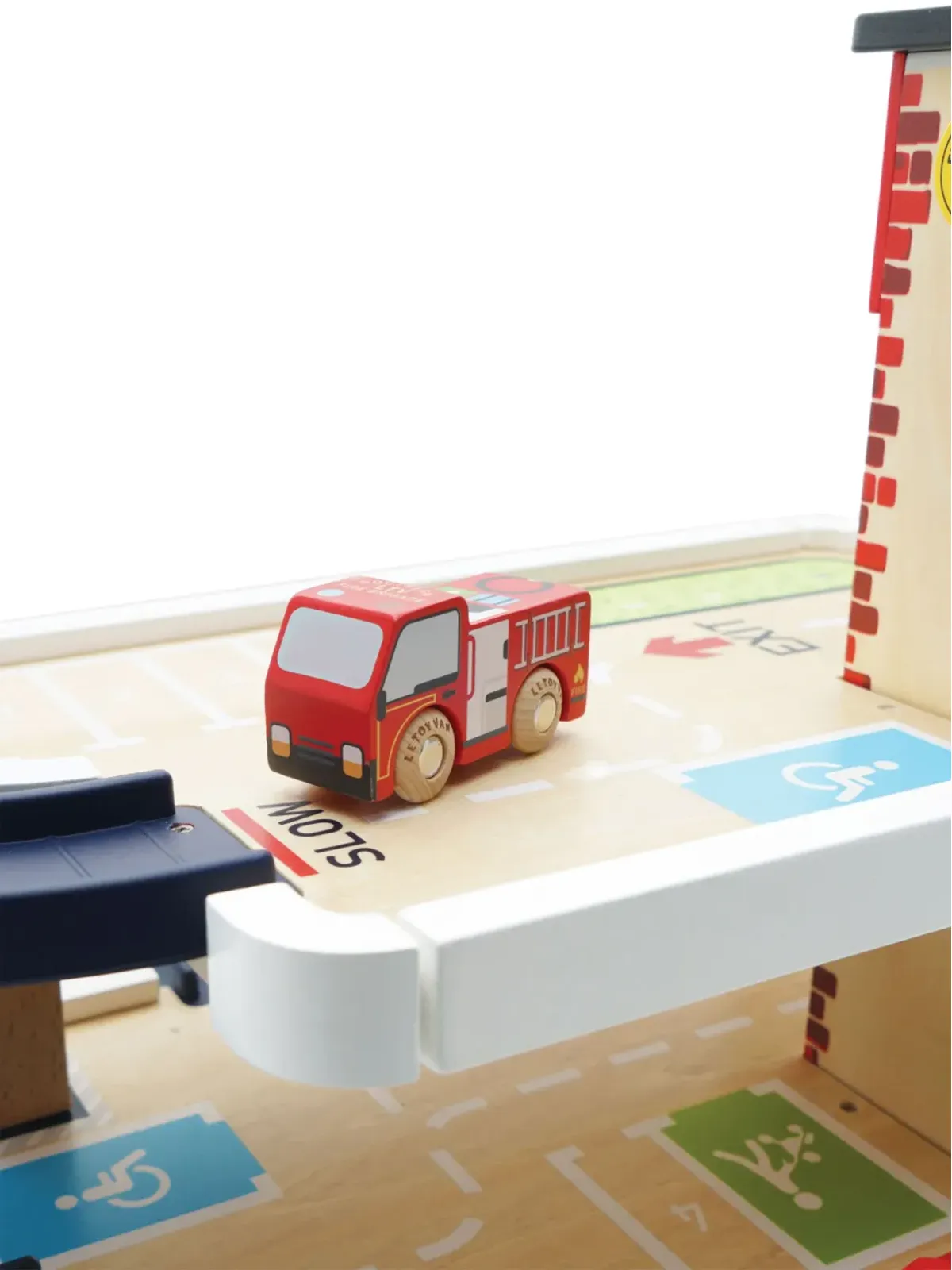 Le Toy Van ファイヤー＆レスキュー ガレージ - 画像2