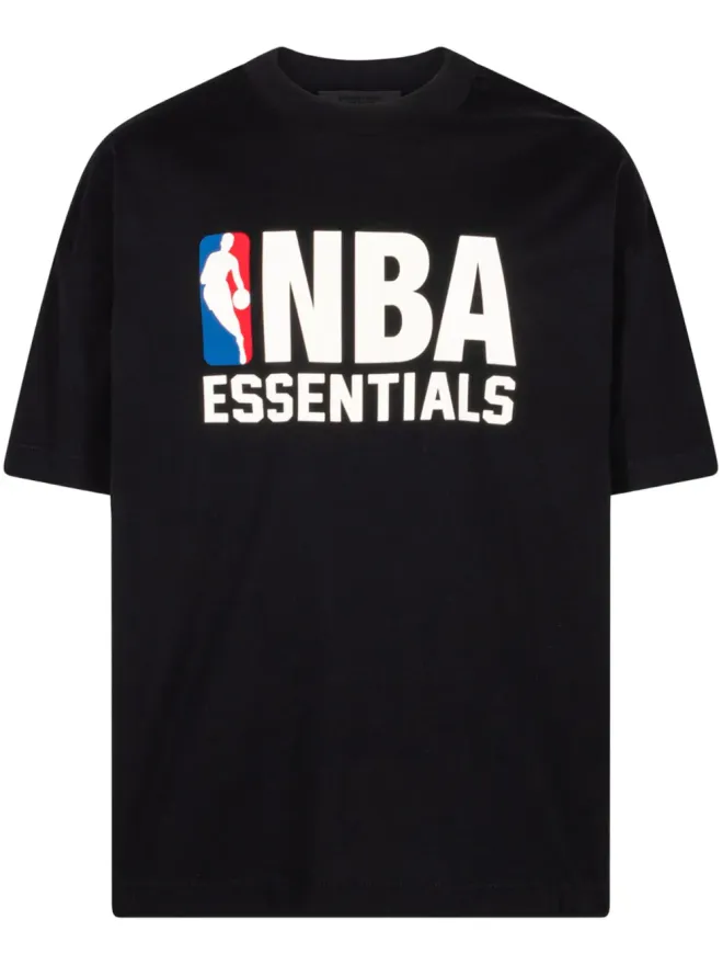 Fear of God ESSENTIALS FEAR OF GOD ESSENTIALS x NBA Essentials ブラック Tシャツの商品画像
