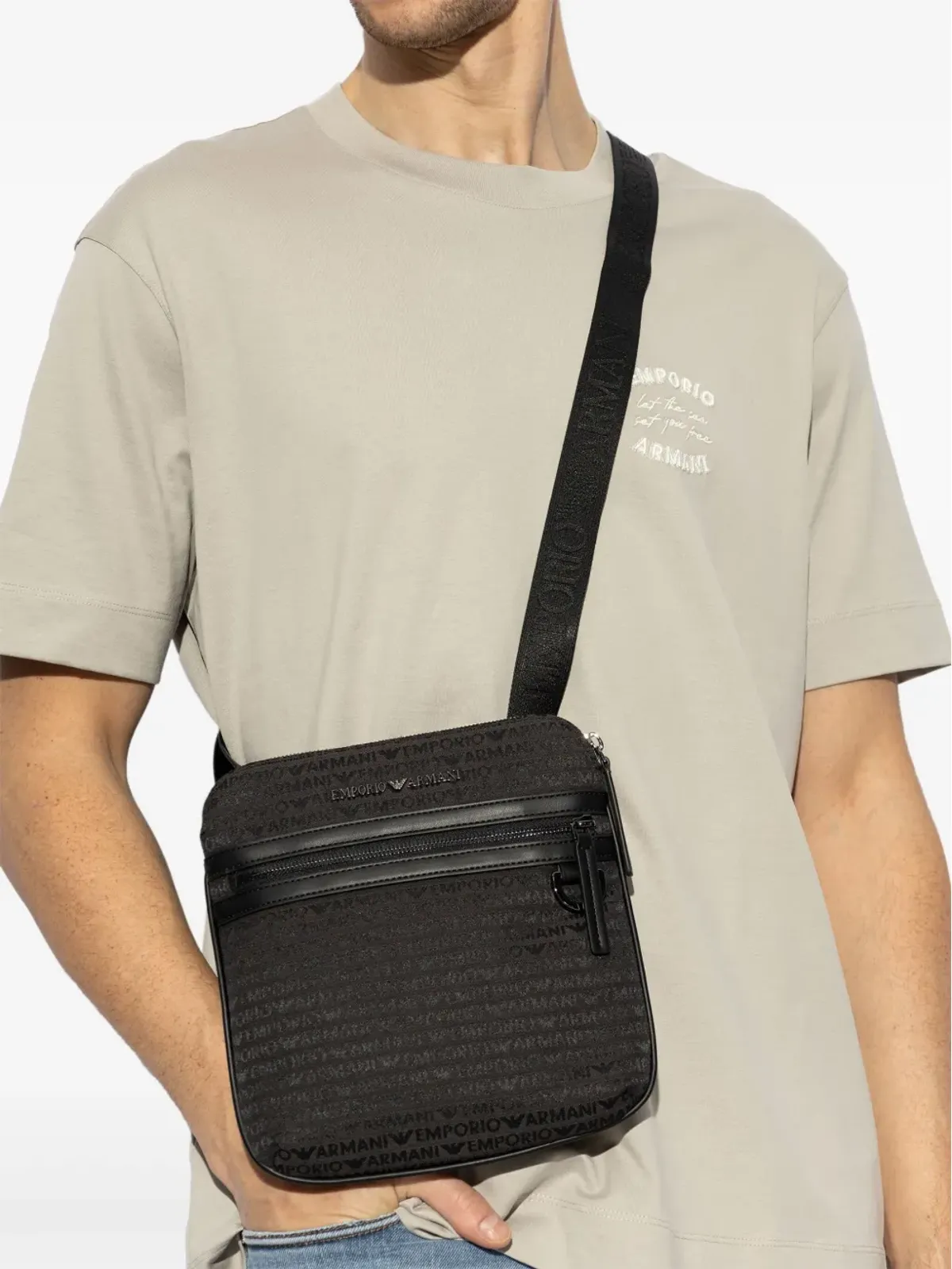 Emporio Armani 全体に文字入りのメッセンジャーバッグ（グレー） - 画像2