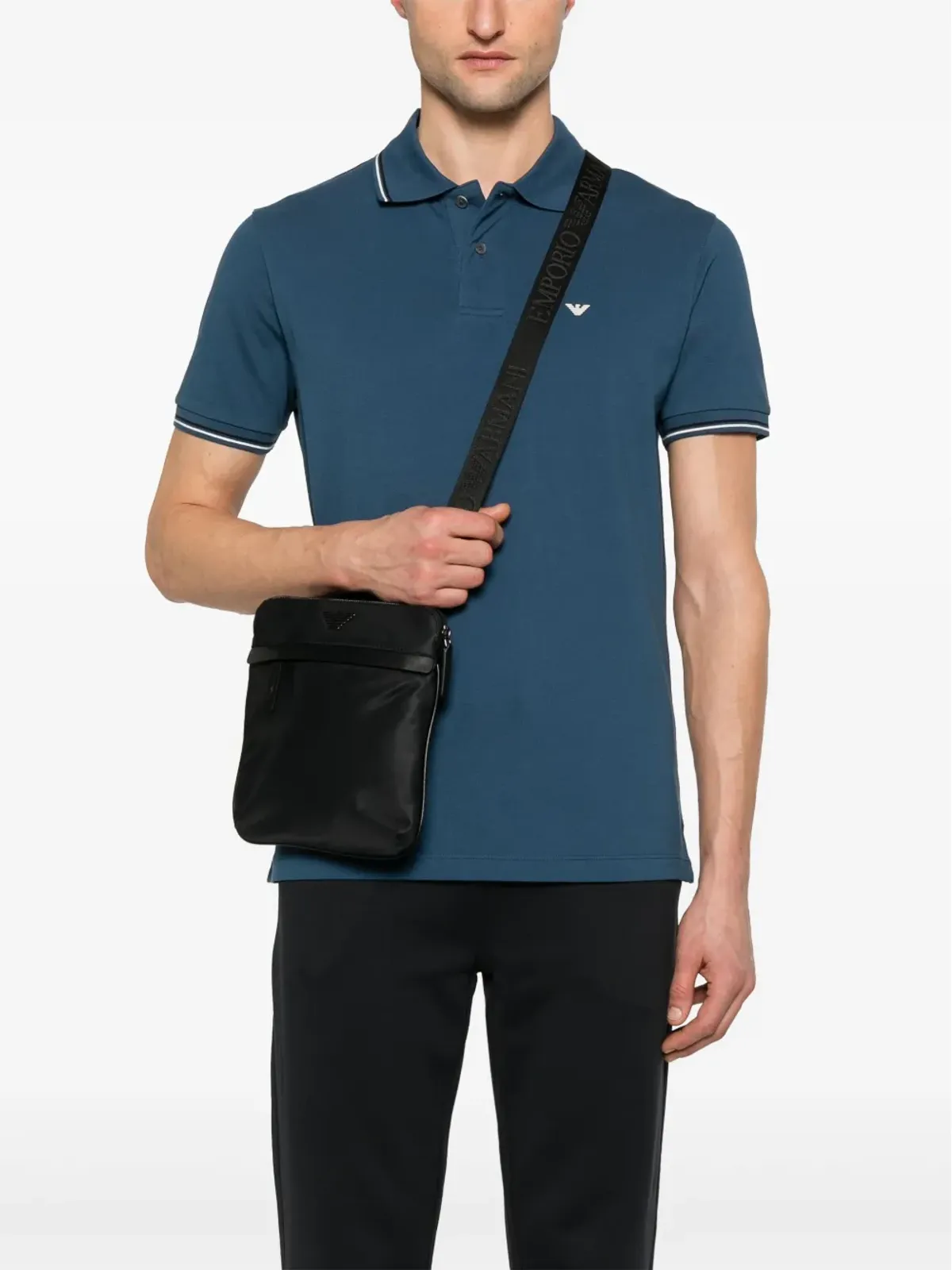 Emporio Armani ロゴプレート クロスボディバッグ - ブラック - 画像2