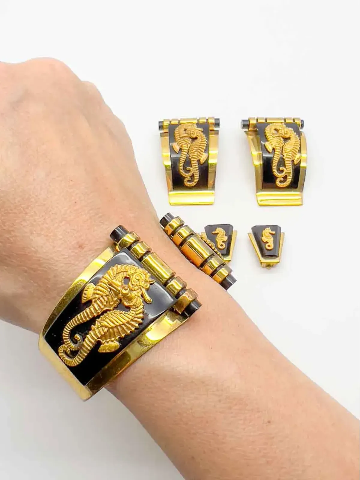 Jennifer Gibson Jewellery シーホース・スイート セット（Jean Painlevé）- ゴールド - 画像2