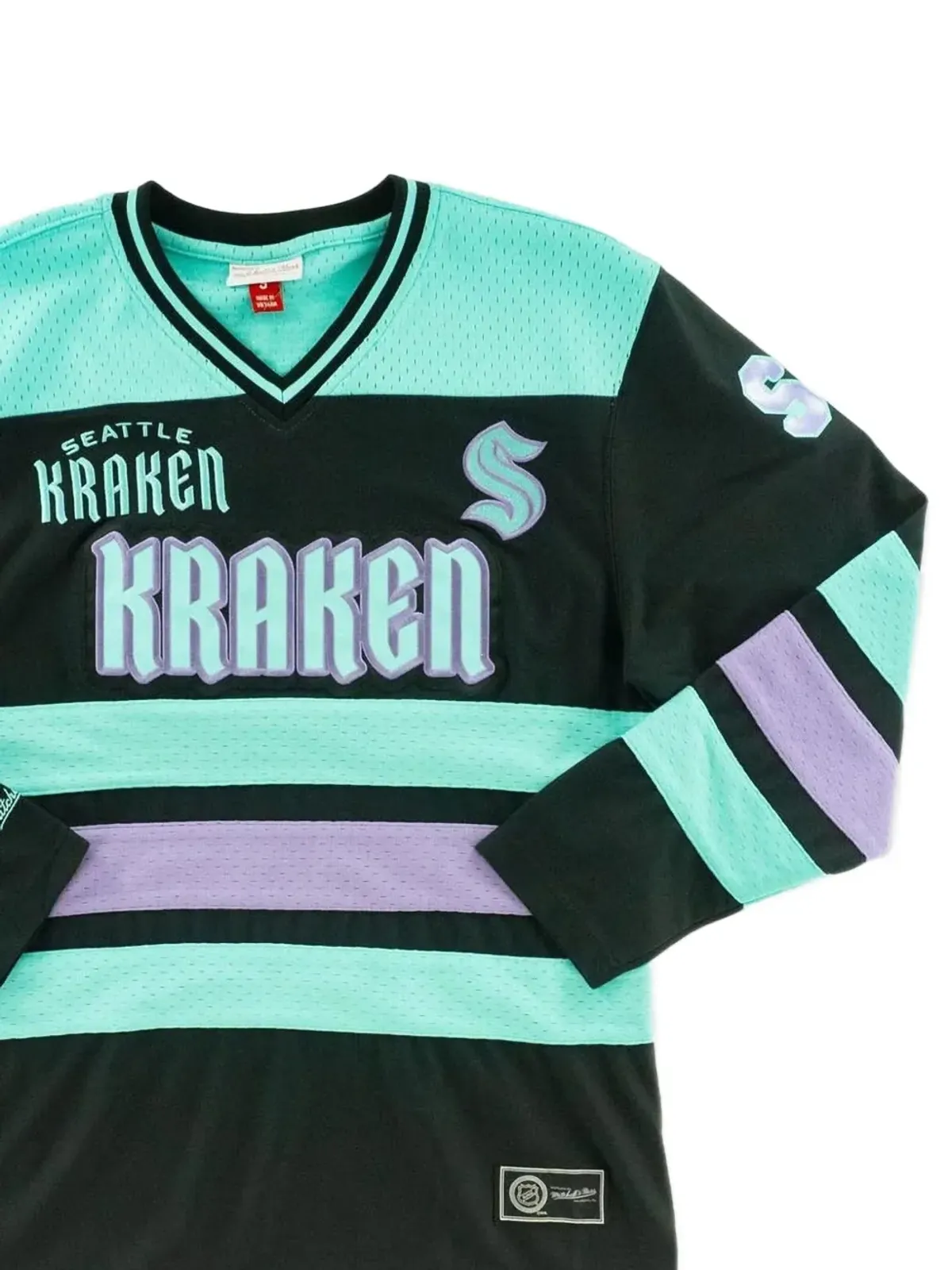 Mitchell & Ness シアトル・クラーケン Vネック・ストライプ・スウェットシャツ - ブラック - 画像2