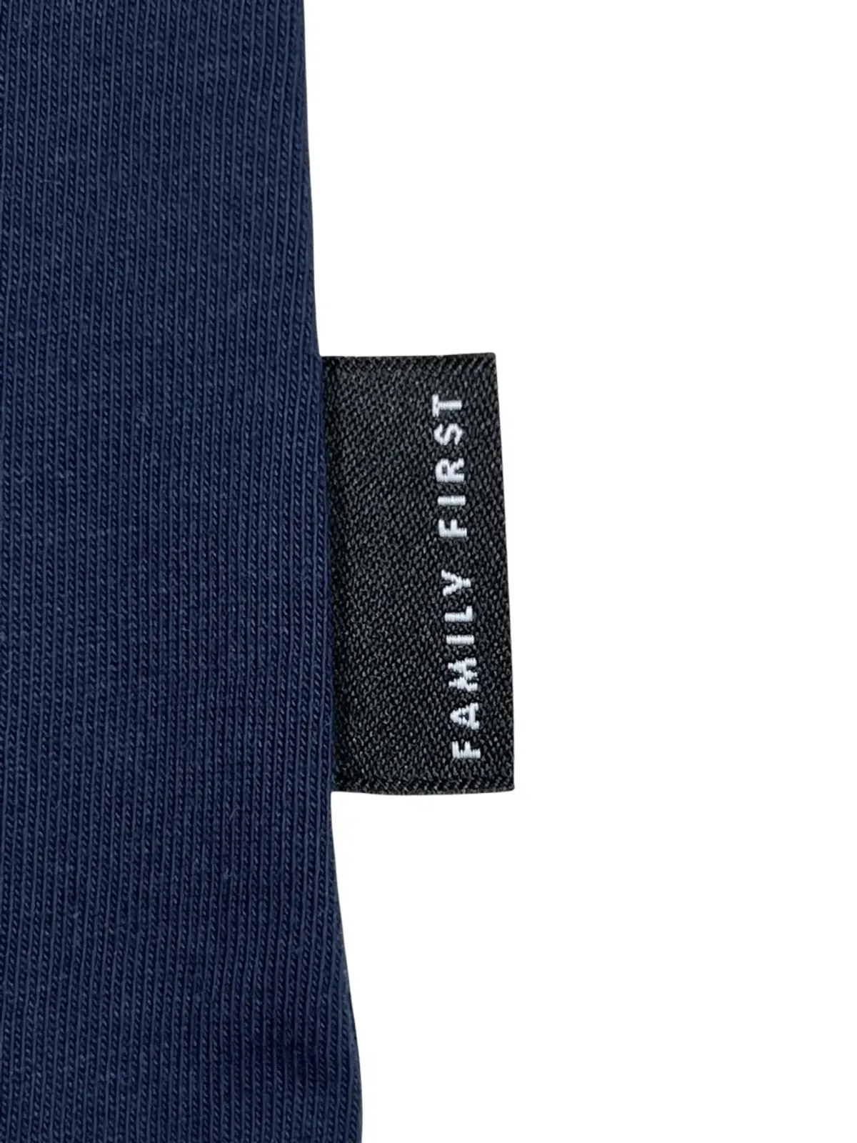 Family First 花柄刺繍のTシャツ - 画像5