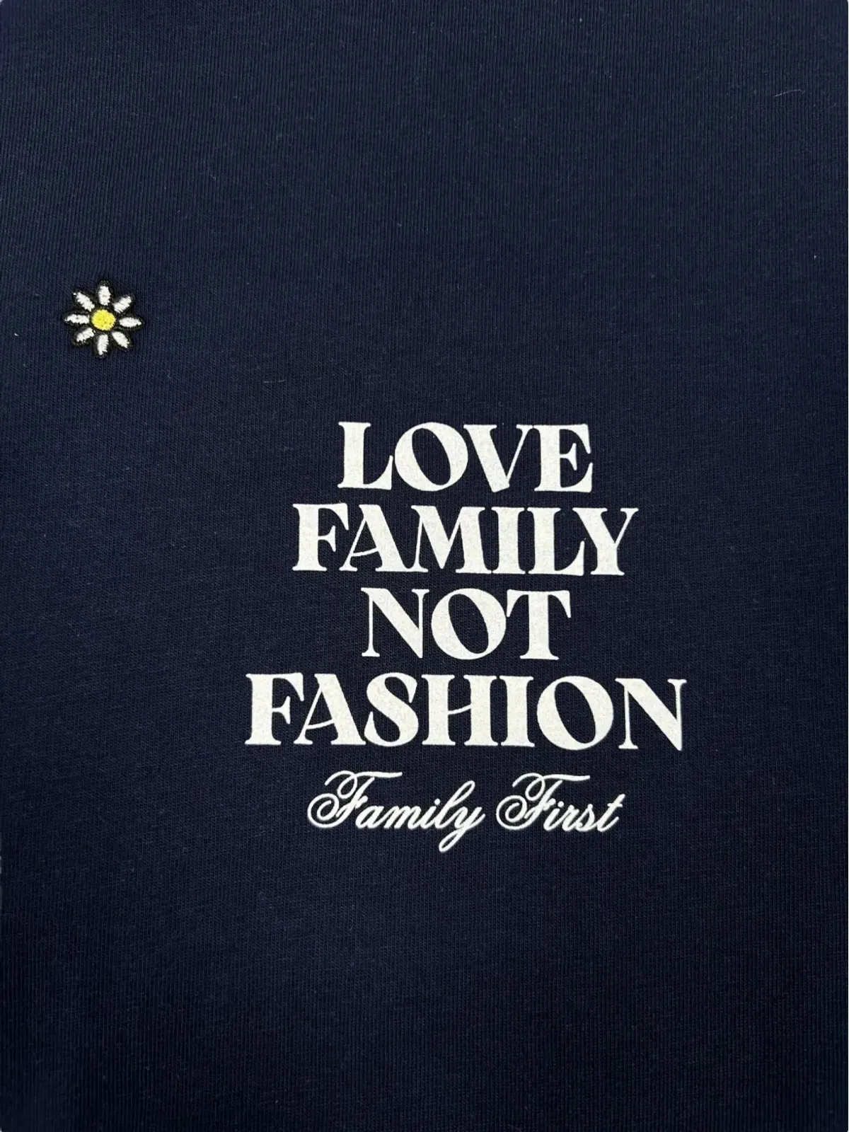 Family First 花柄刺繍のTシャツ - 画像3