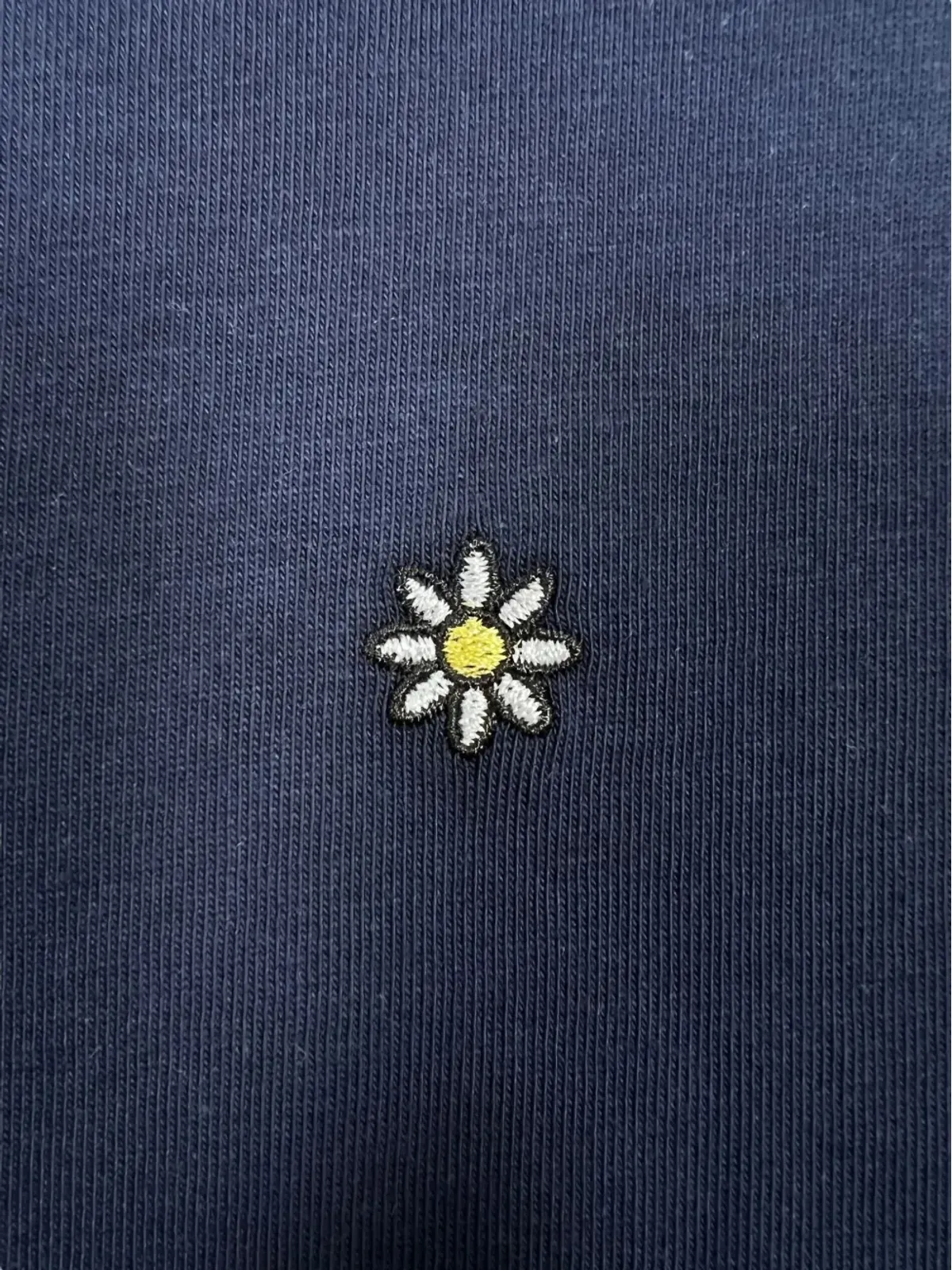Family First 花柄刺繍のTシャツ - 画像4