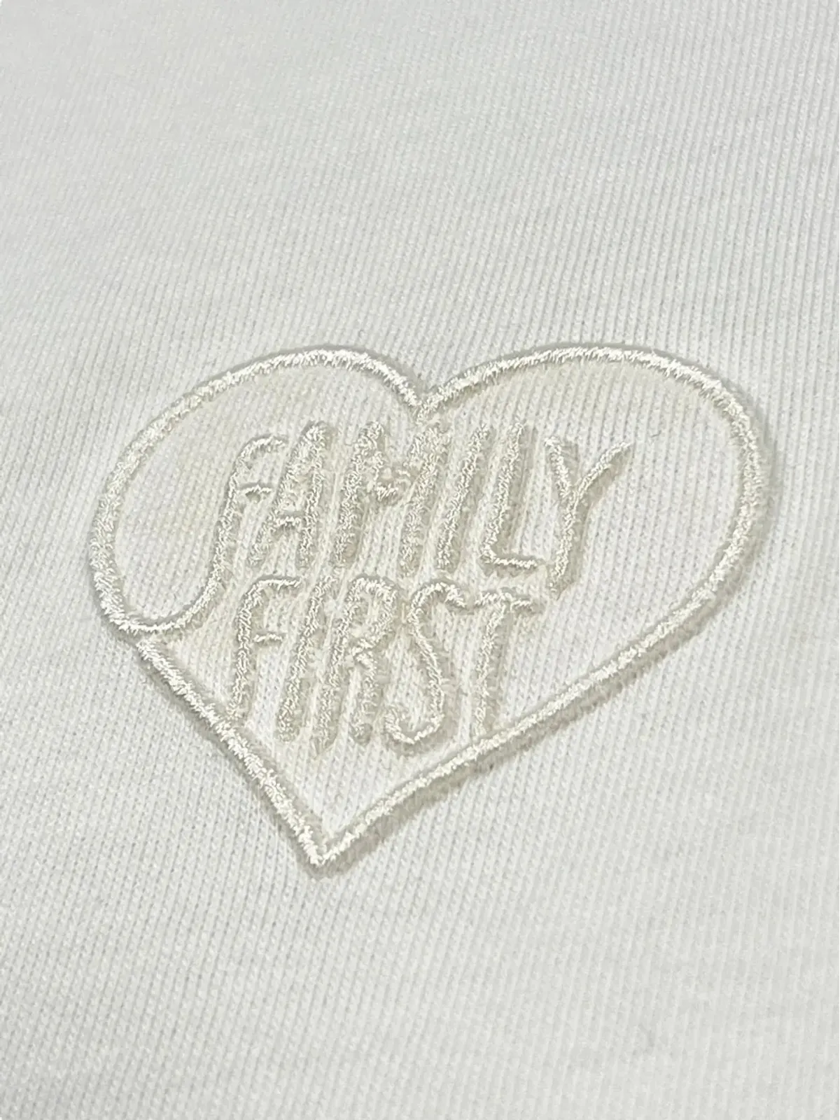 Family First スローガン刺繍入り Tシャツ - 画像3