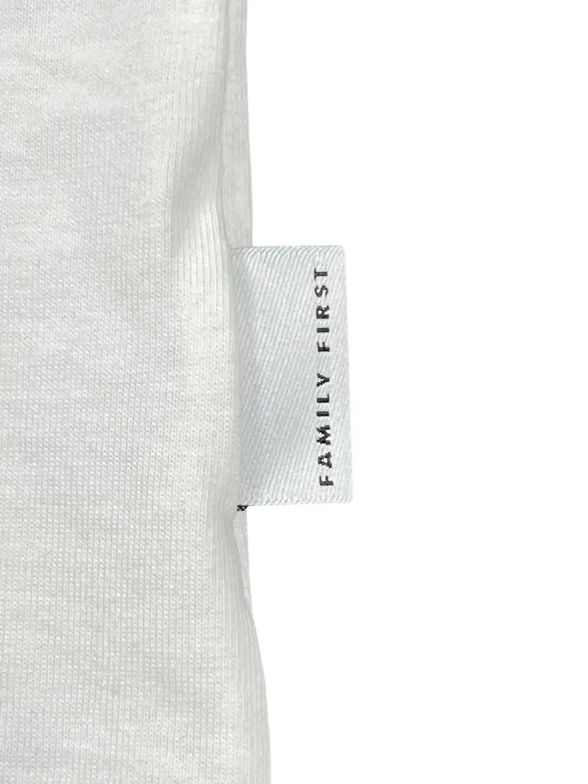 Family First スローガン刺繍入り Tシャツ - 画像4