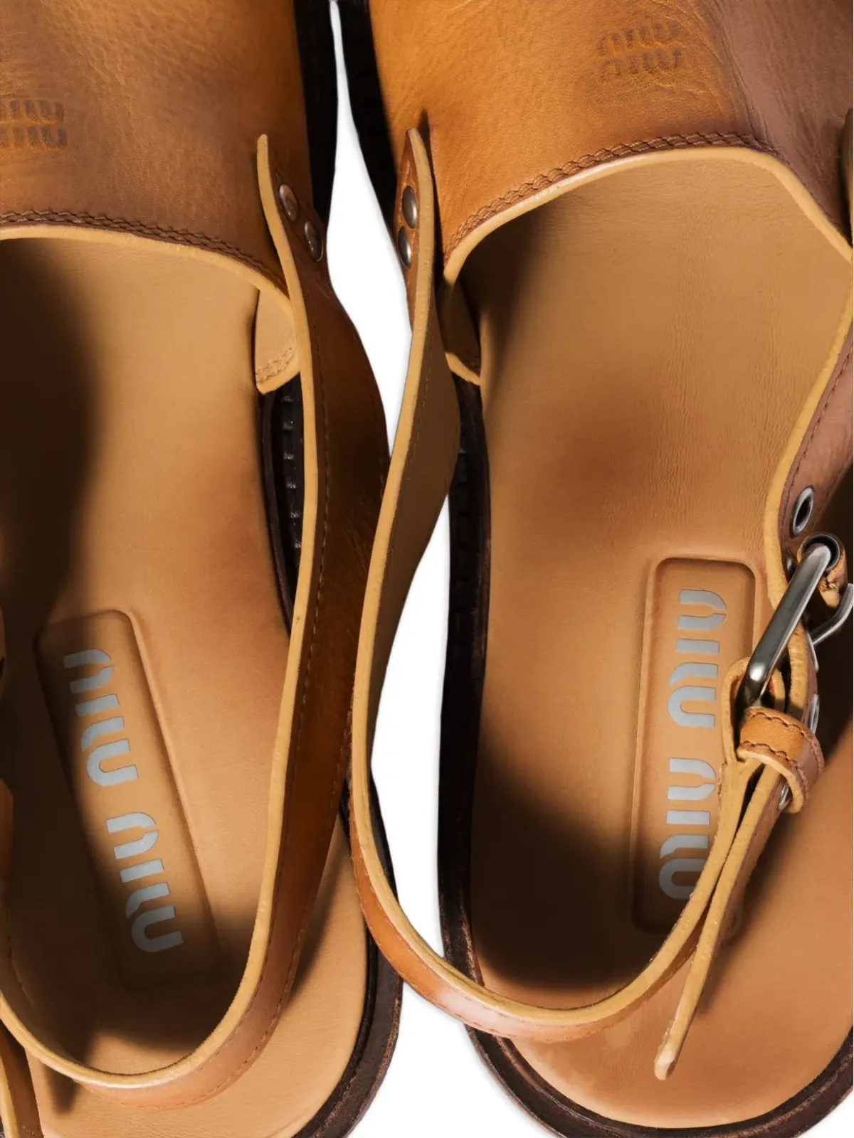 Miu Miu バックルレザーサンダル - 画像4