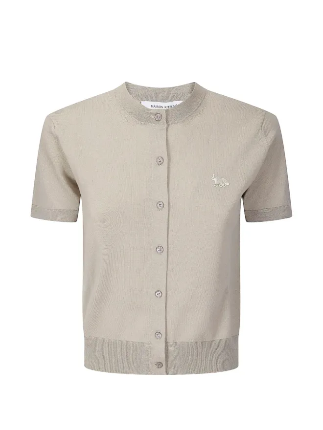 Maison Kitsuné Maison Kitsuné ベージュのウール製・丸首ショートスリーブカーディガン（ベビー狐モチーフ）の商品画像