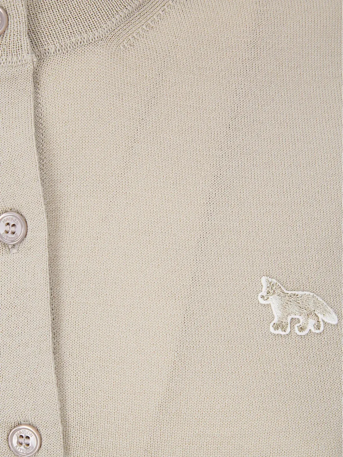 Maison Kitsuné ベージュのウール製・丸首ショートスリーブカーディガン（ベビー狐モチーフ） - 画像3