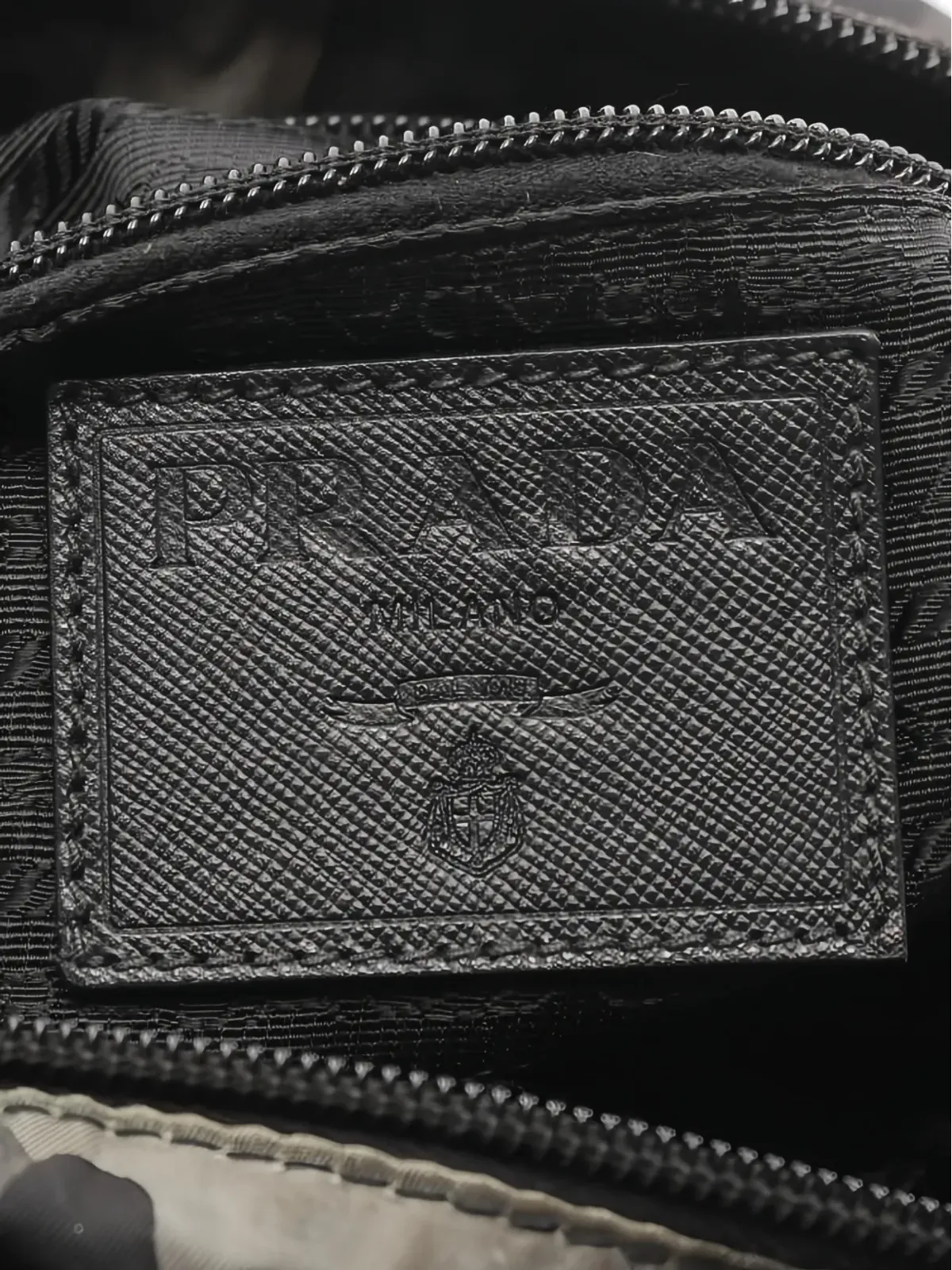 Prada Pre-Owned 2000s カモフラージュ柄 ロゴプレート付き ショルダーバッグ - グレー - 画像2