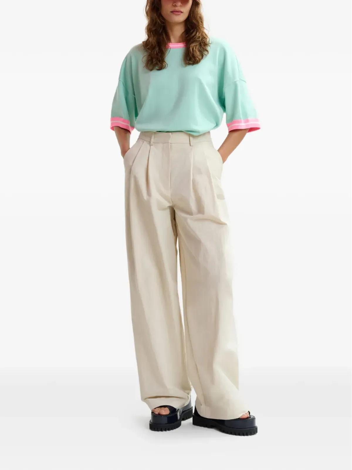 Essentiel Antwerp ベージュ系ベルトループ付きプリーツパンツ - 画像2