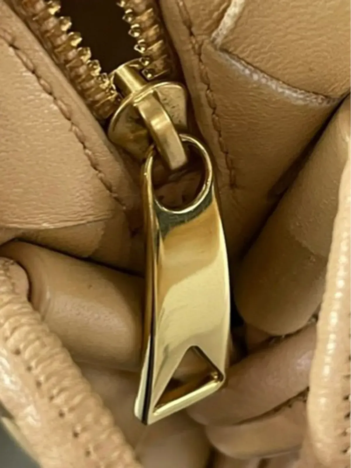 Bottega Veneta ビンテージ イントレッチァート ループ カメラ ミニバッグ（ニュートラルカラー） - 画像4