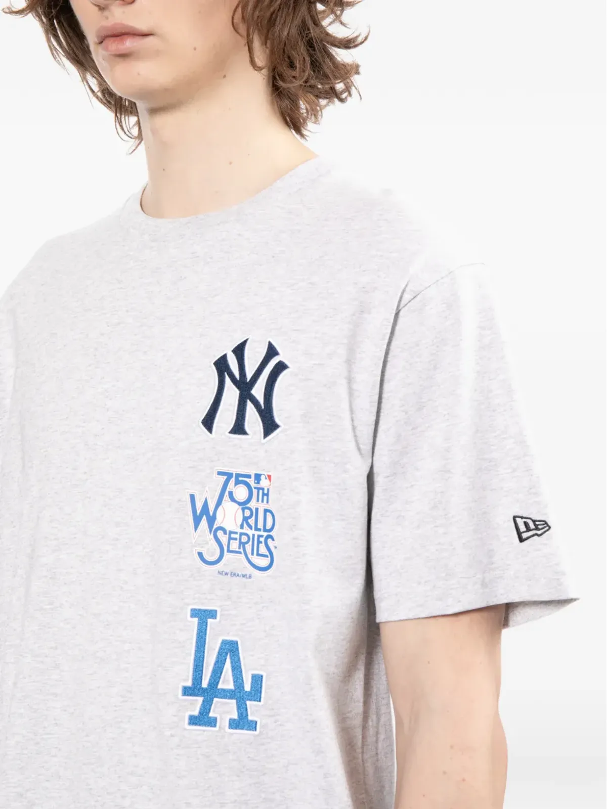 NEW ERA CAP ロゴ刺繍入り Tシャツ - グレー - 画像5