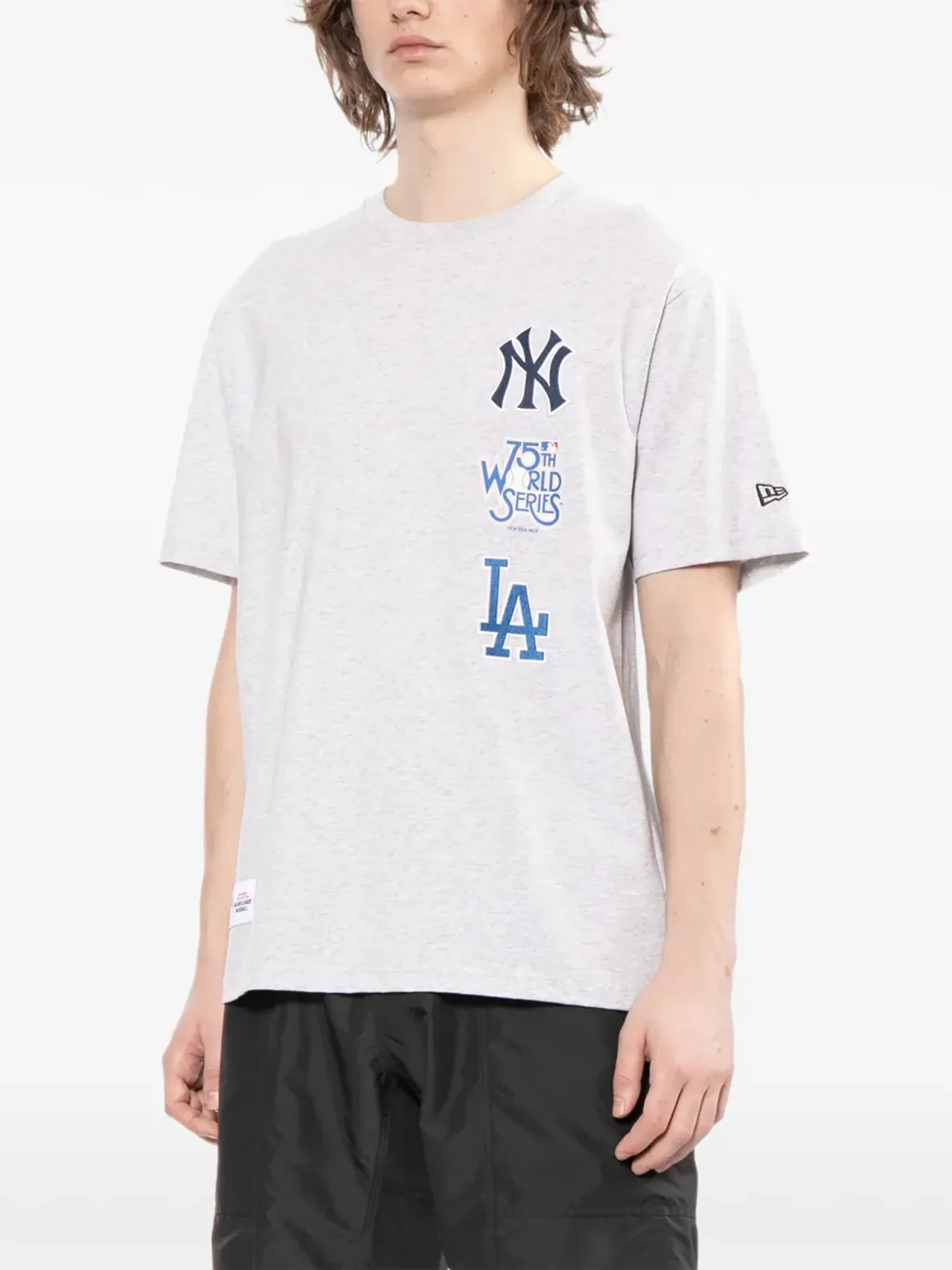 NEW ERA CAP ロゴ刺繍入り Tシャツ - グレー - 画像3