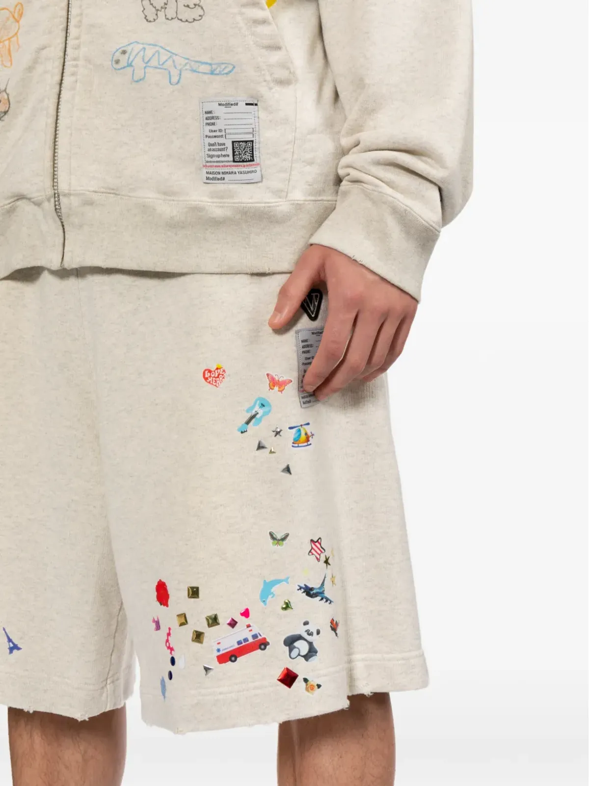 Maison MIHARA YASUHIRO graphic-print embellishment shorts - 画像5