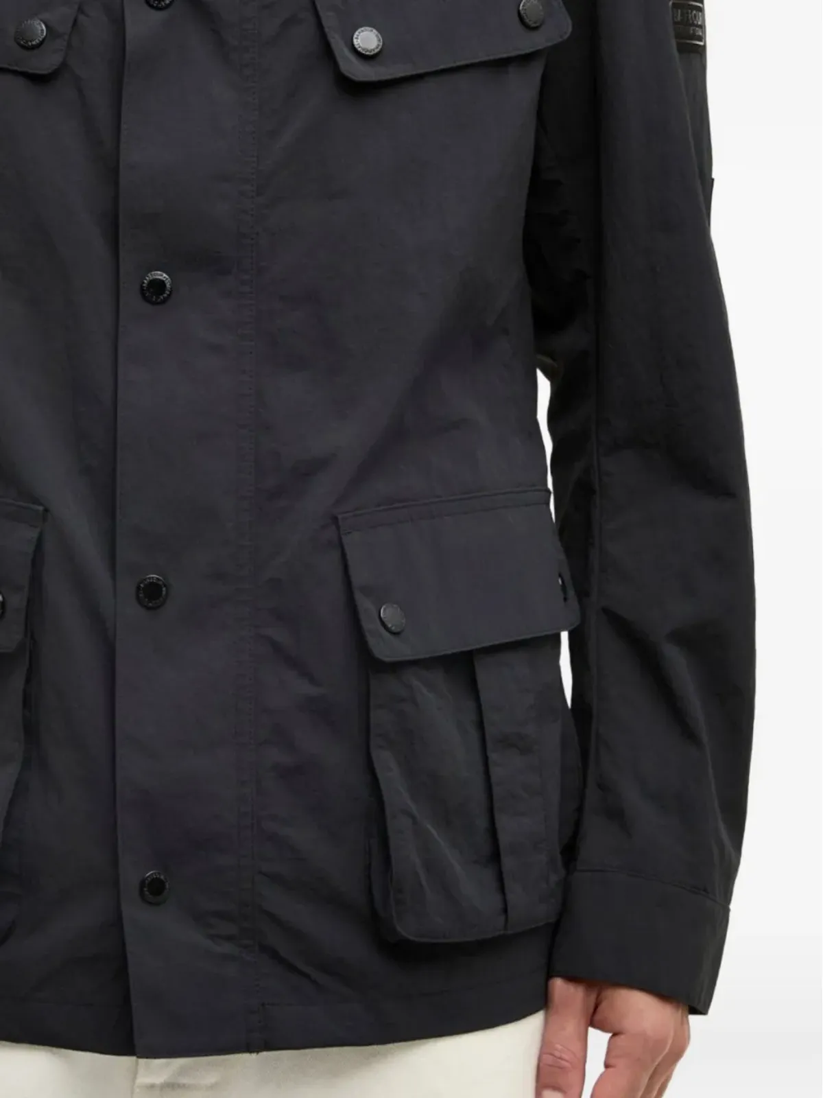 Barbour International ボタン留めチェストポケットコート（ブラック） - 画像4