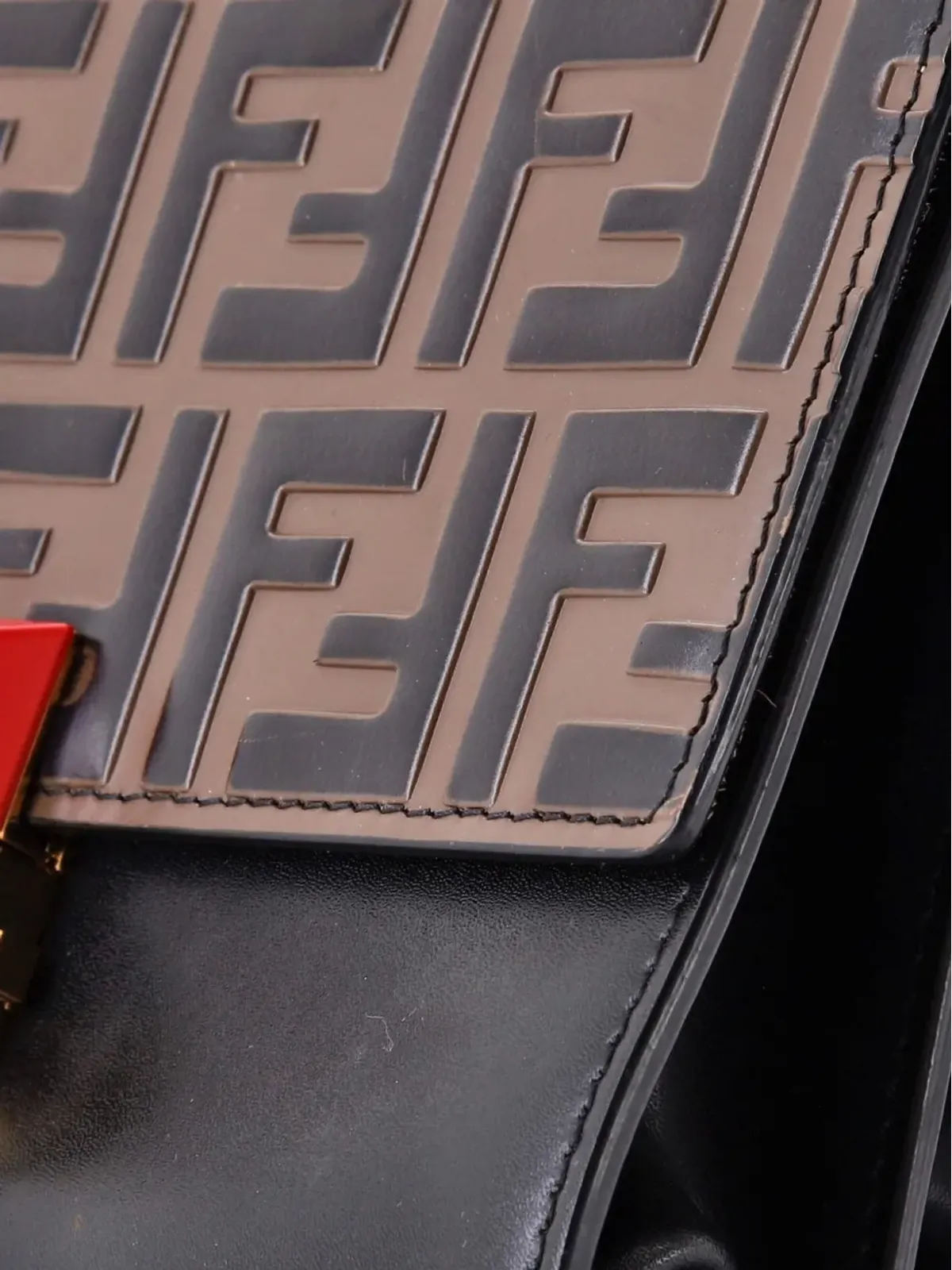 Fendi Pre-Owned Kan I Bag Zucca エンボスレザー ショルダーバッグ ブラウン - 画像5