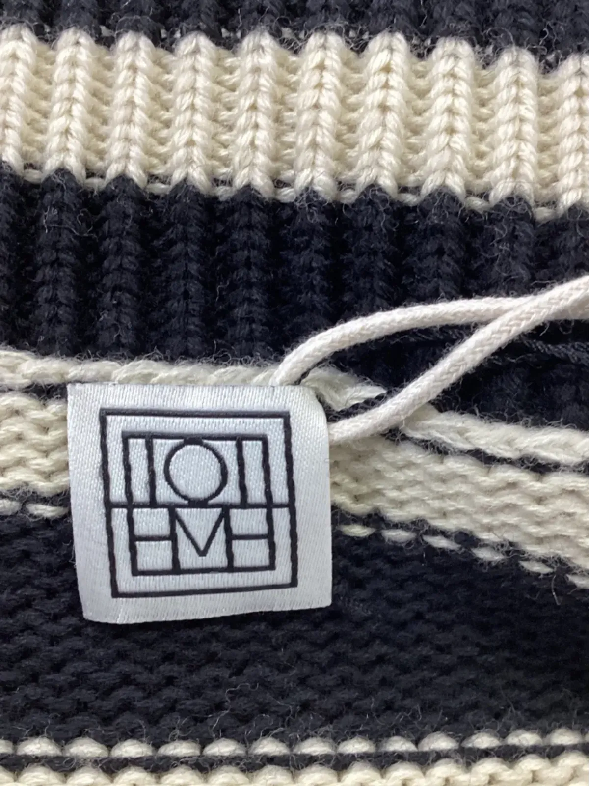 TOTEME ストライプ柄タートルネックセーター（ブラック） - 画像5