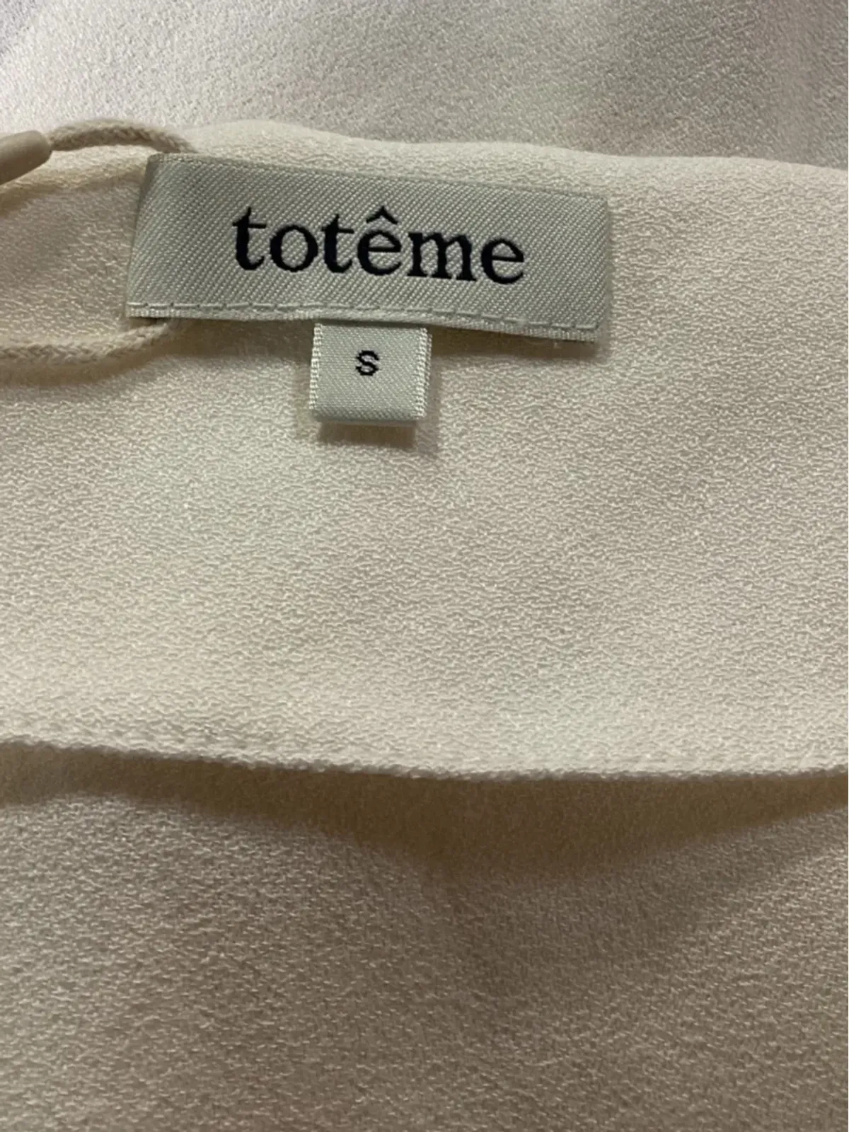 TOTEME シャーリングウエスト プランジド ミディドレス - 画像3