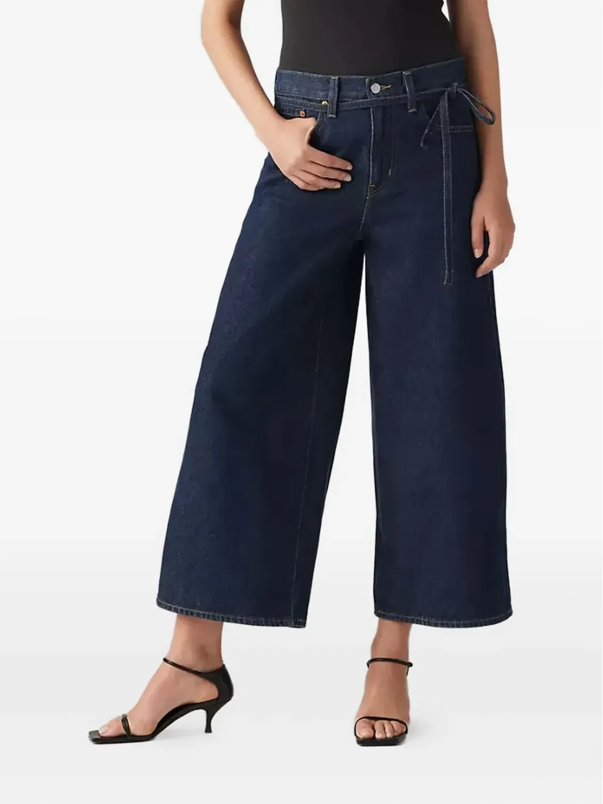 Levi's ウエストを結ぶデザインのクロップドジーンズ ブルー - 画像3