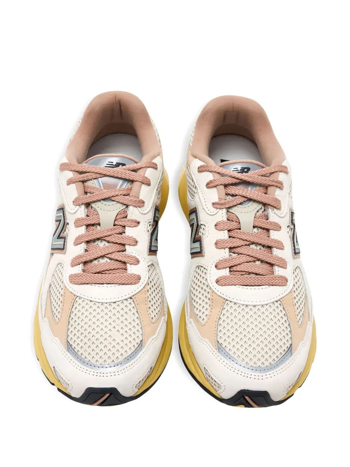 New Balance ローズベージュ系スニーカー - 画像2