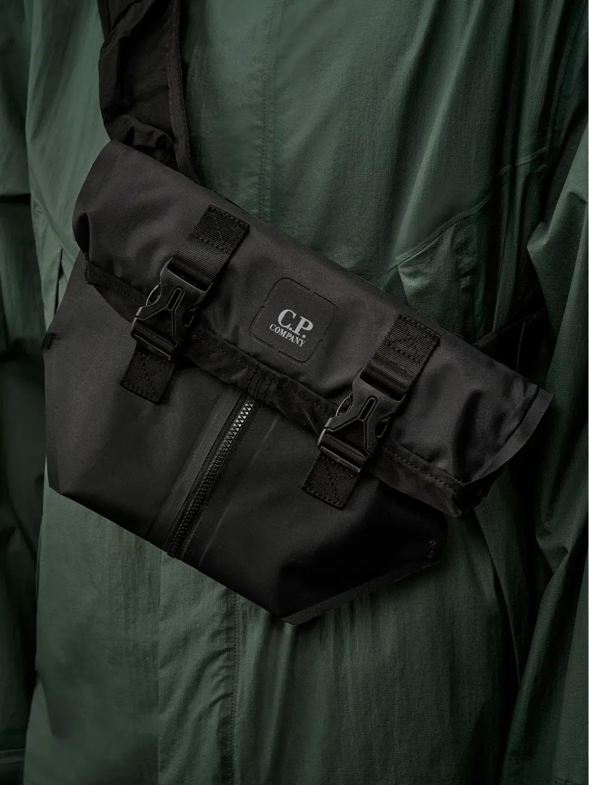 C.P. Company バックル留め ロールトップ 変形可能バッグ - ブラック - 画像3