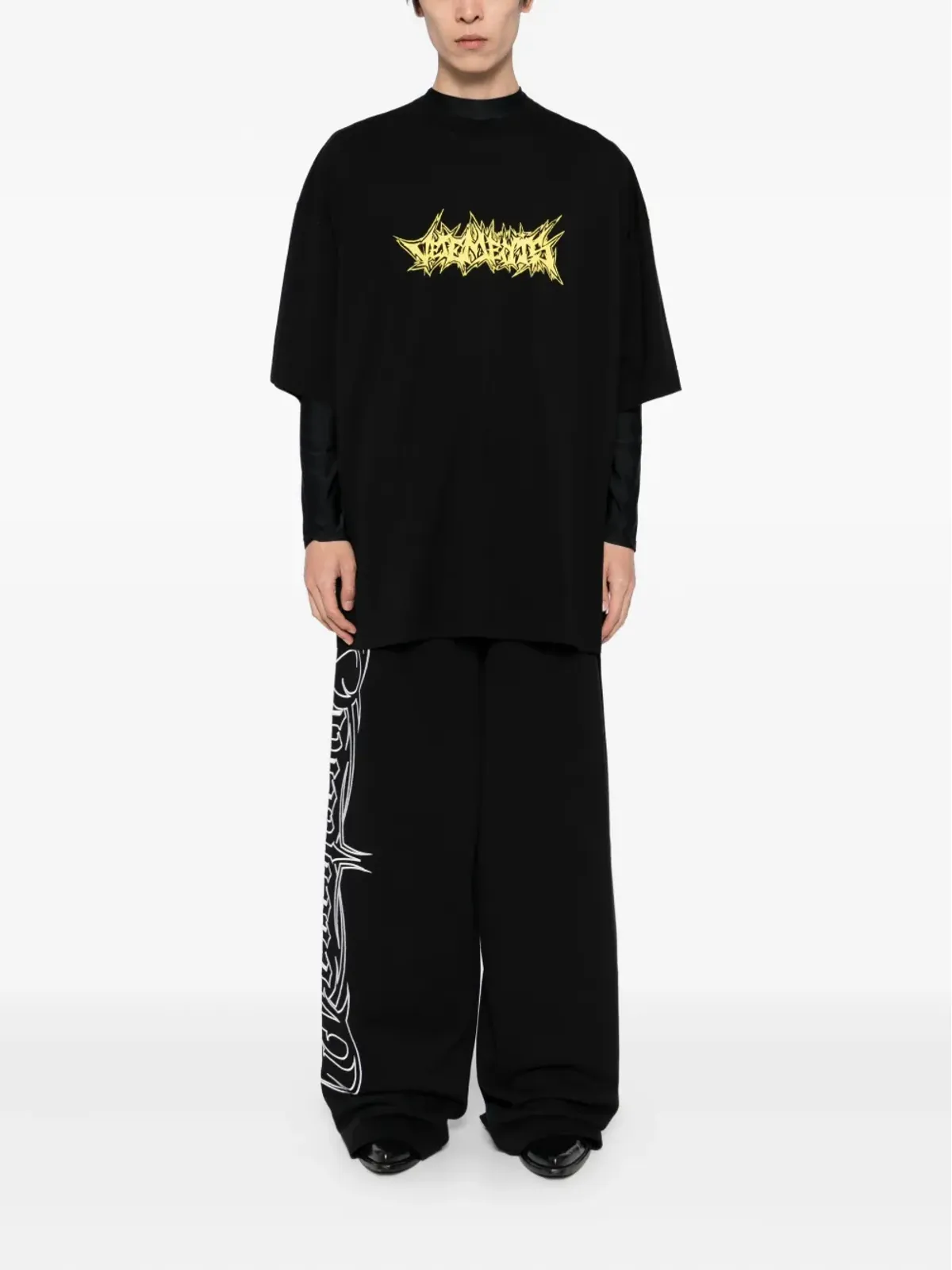 VETEMENTS ロゴプリントTシャツ ブラック - 画像2