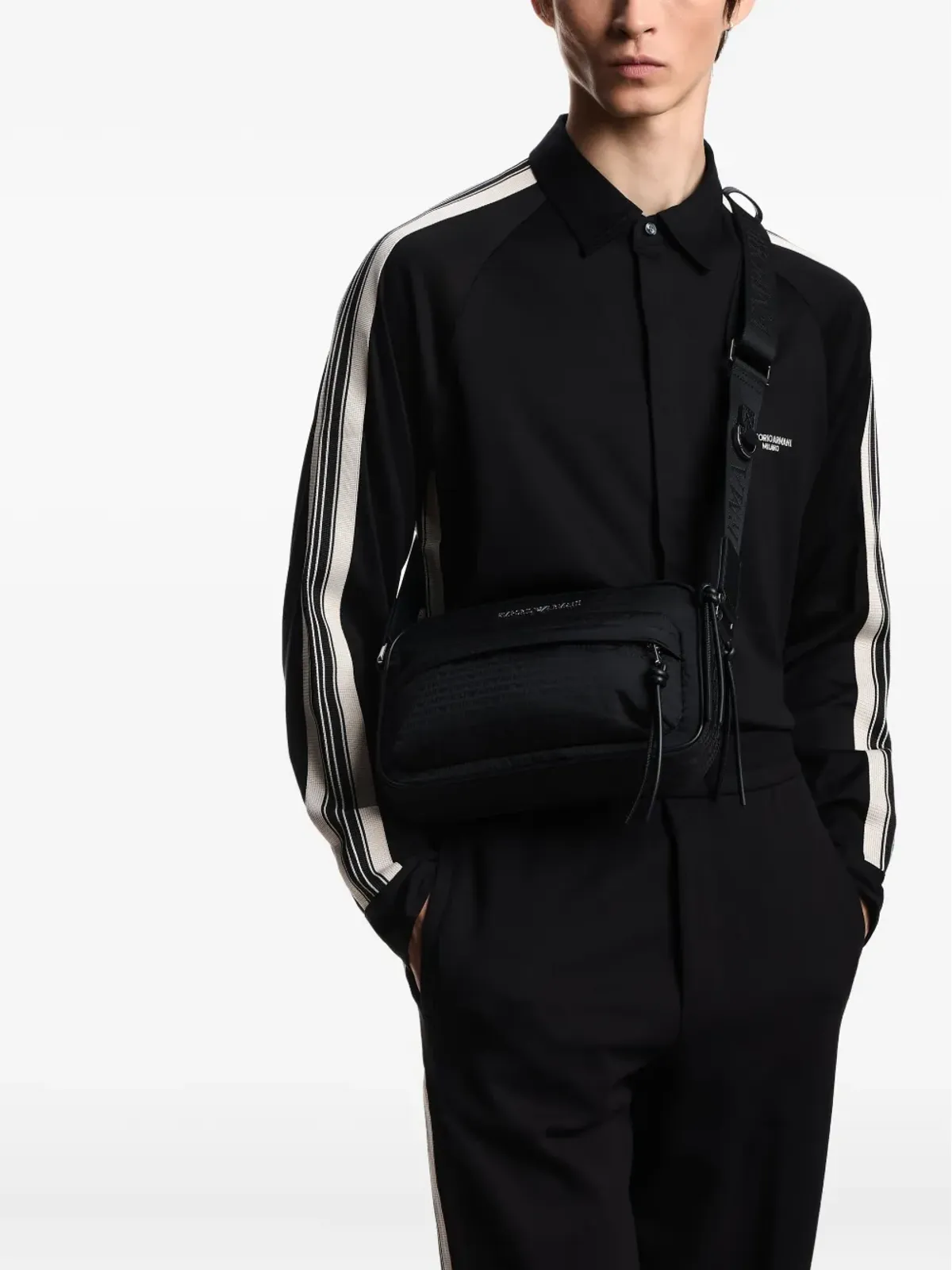 Emporio Armani ロゴプレート付きクロスボディ・メッセンジャーバッグ - 画像2