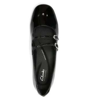 Clarks Daiss パテントレザー バックル付きパンプス - サムネイル4