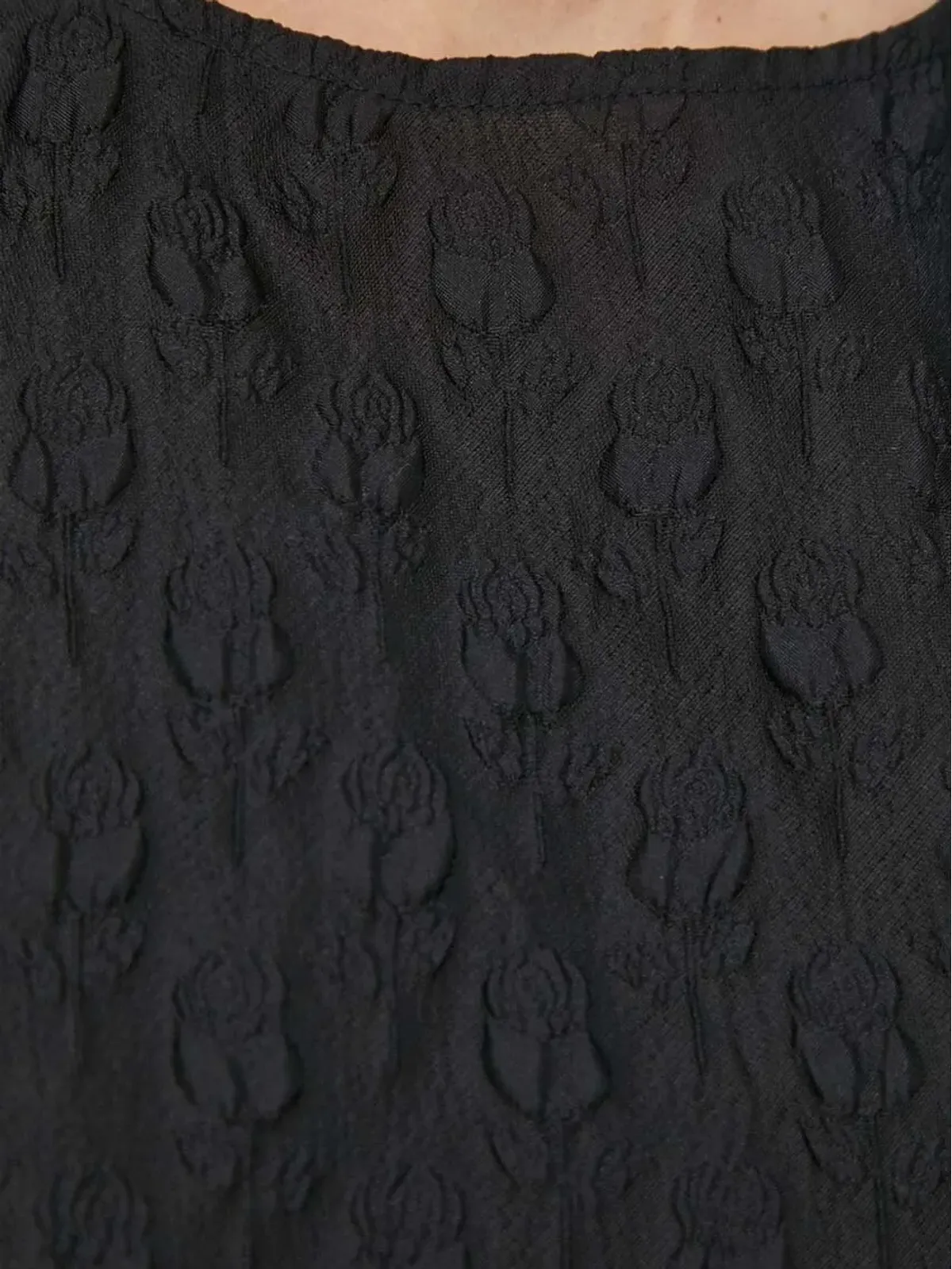 Custommade ローズエンボス パフスリーブ トップ - Black - 画像2