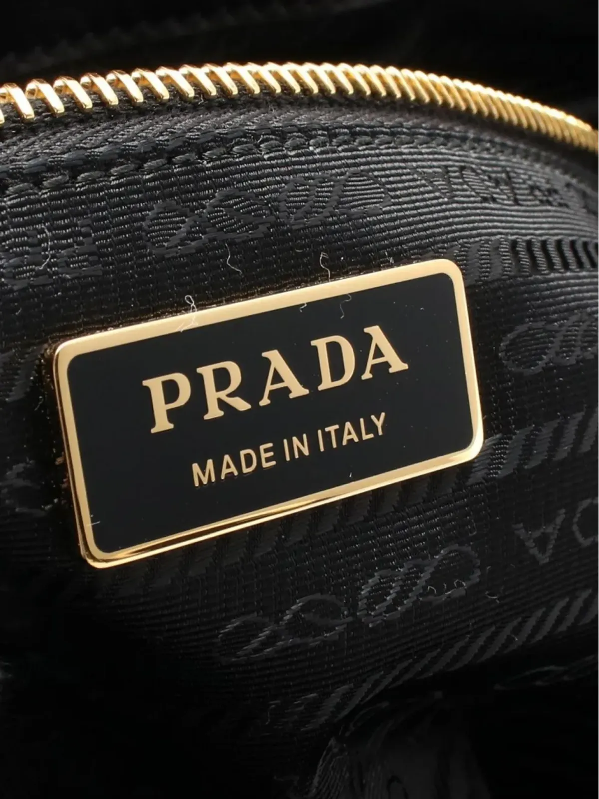 Prada ビンテージ 2020 ロゴプレート ラゲージバッグ - ブラック - 画像4