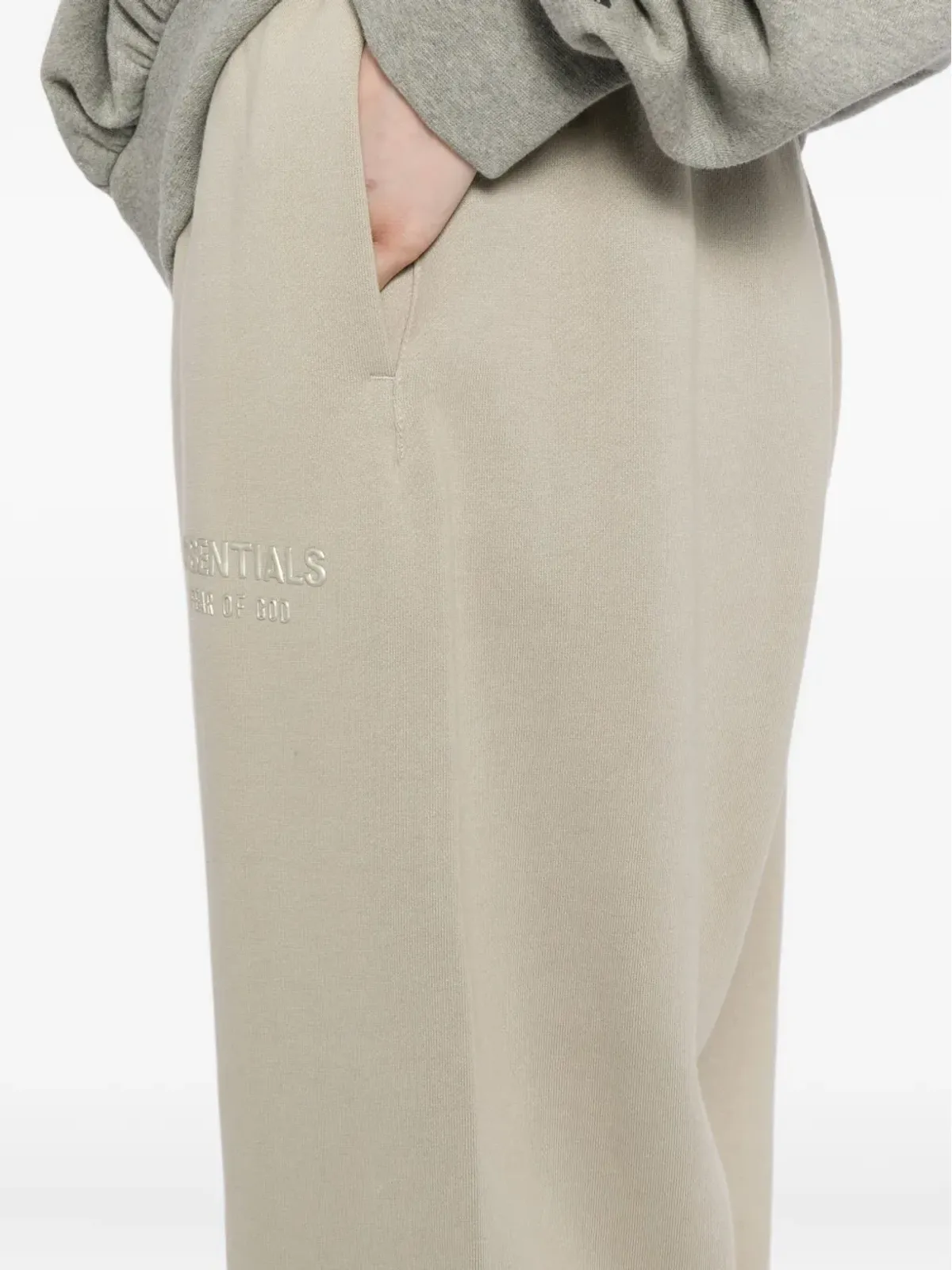 FEAR OF GOD ESSENTIALS ロゴエンボスパンツ - 画像5