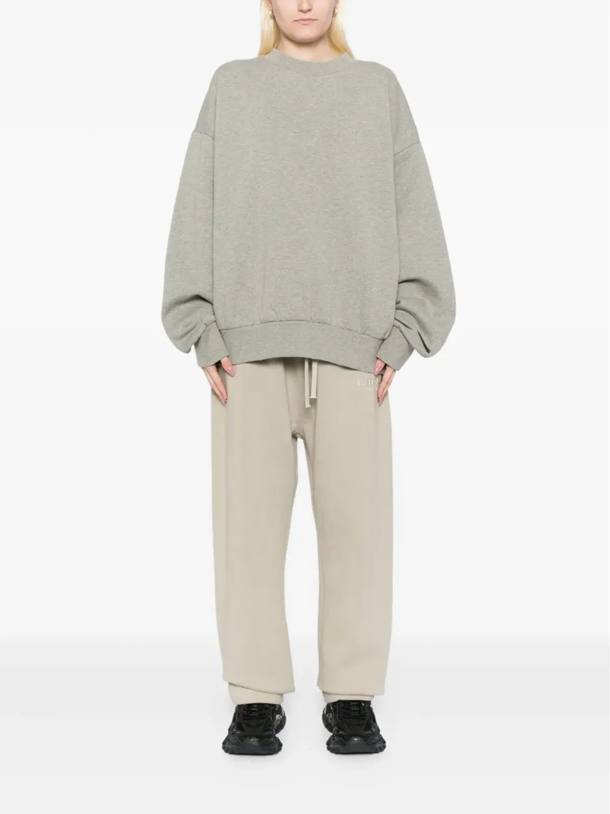FEAR OF GOD ESSENTIALS ロゴエンボスパンツ - 画像2