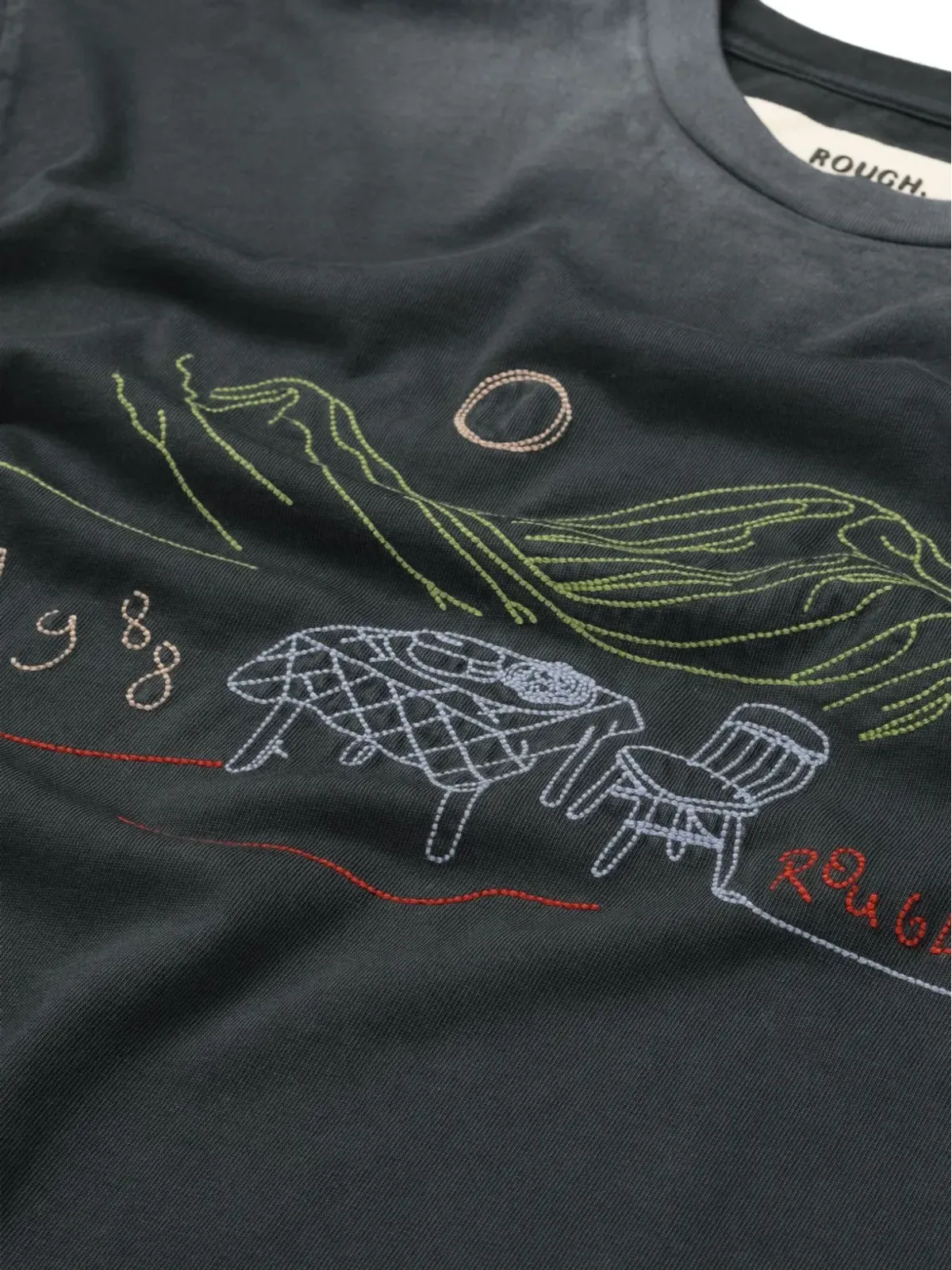 ROUGH. 刺繍ロゴTシャツ - ブラック - 画像5