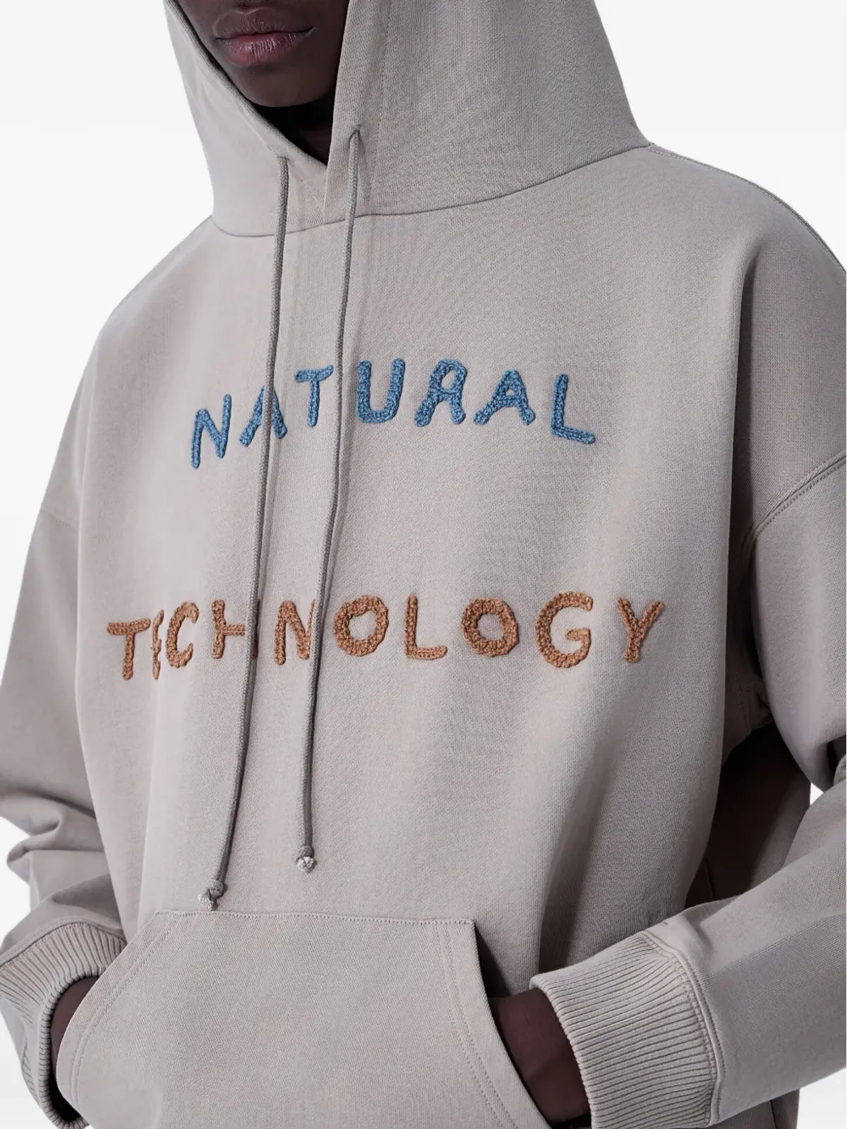 STORY mfg. フード付きテキストモチーフセーター - 画像4