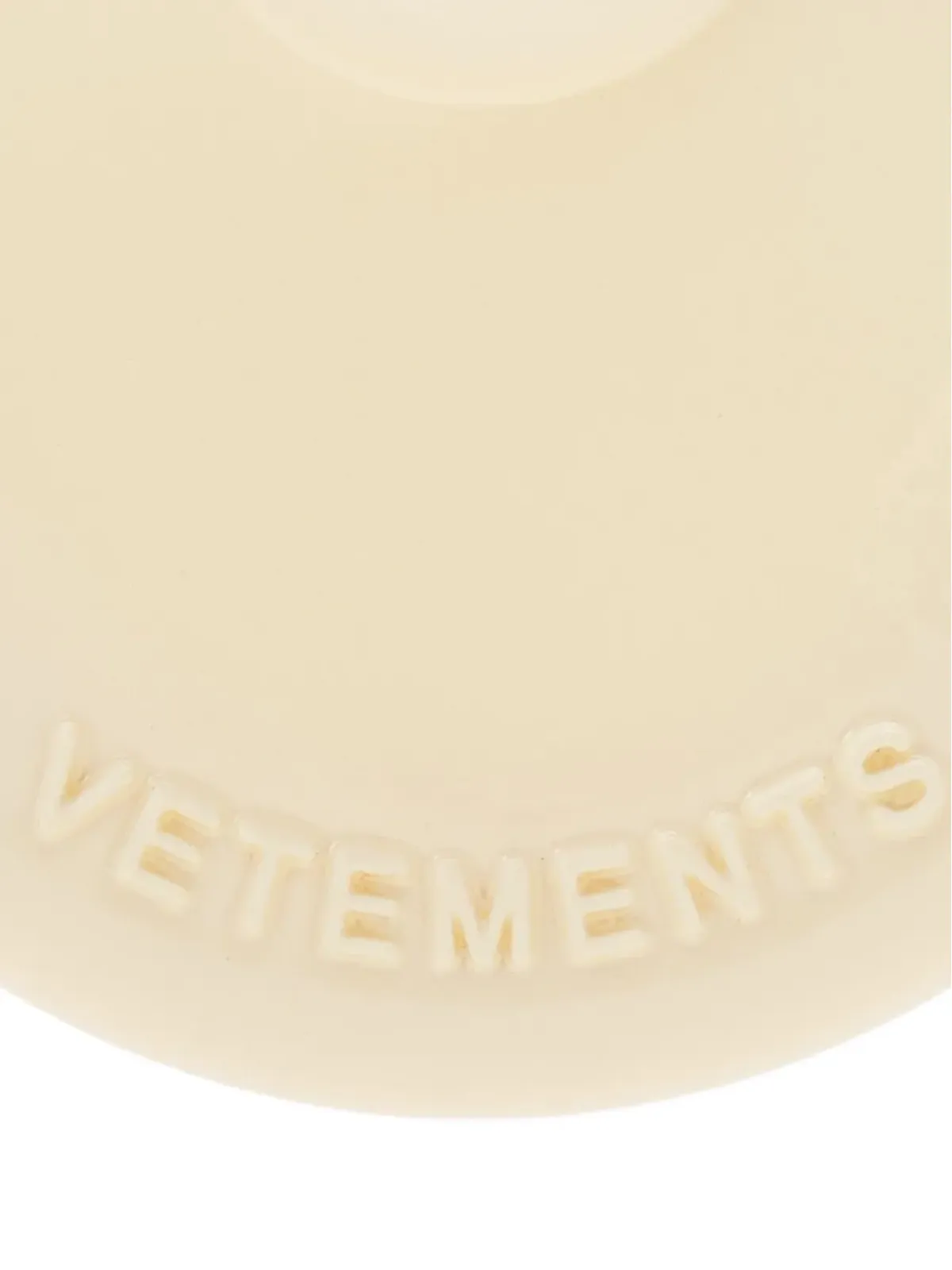 VETEMENTS エンボスロゴ ブローチ - 画像2