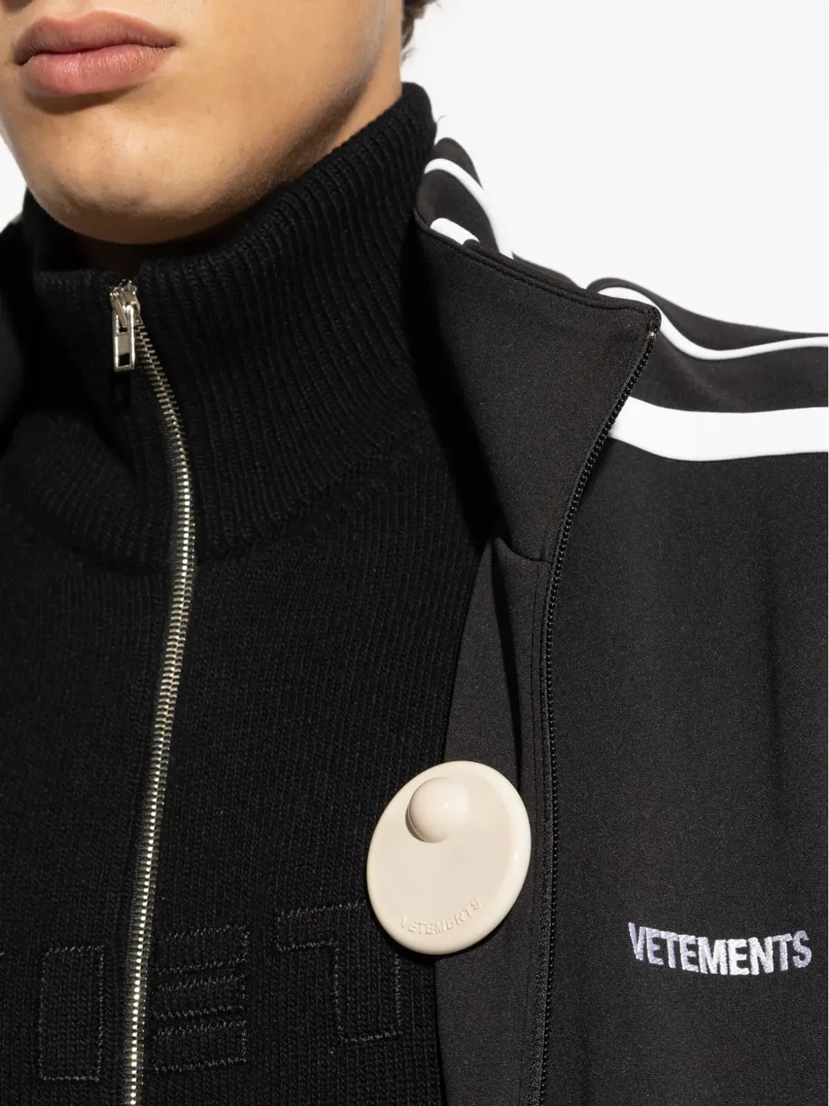 VETEMENTS エンボスロゴ ブローチ - 画像4