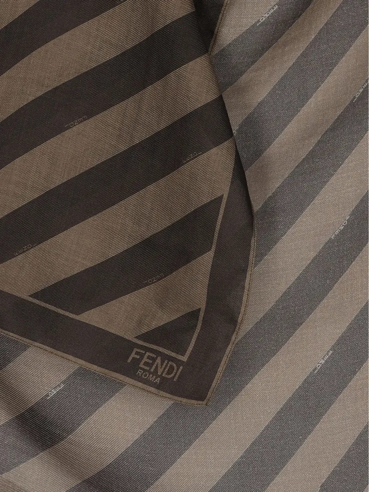 FENDI ダイアゴナルストライプ ロゴ スカーフ - 画像2