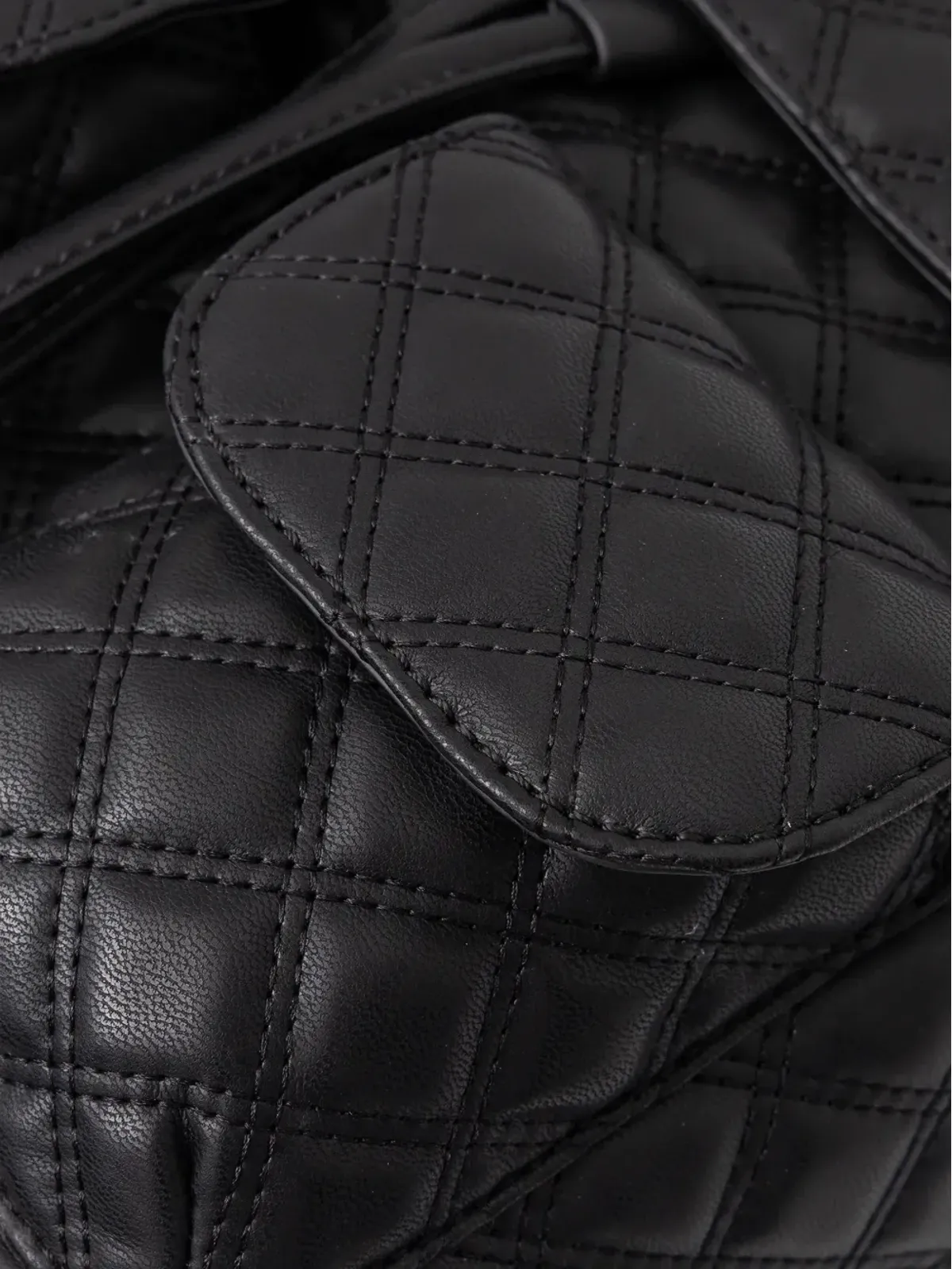GUESS USA キルティング風チェーンディテール バックパック ブラック - 画像5