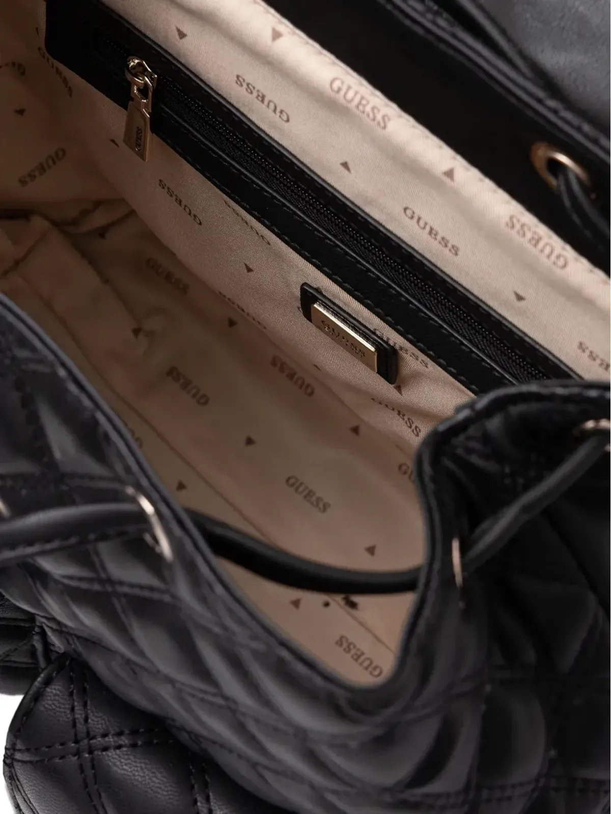 GUESS USA キルティング風チェーンディテール バックパック ブラック - 画像4