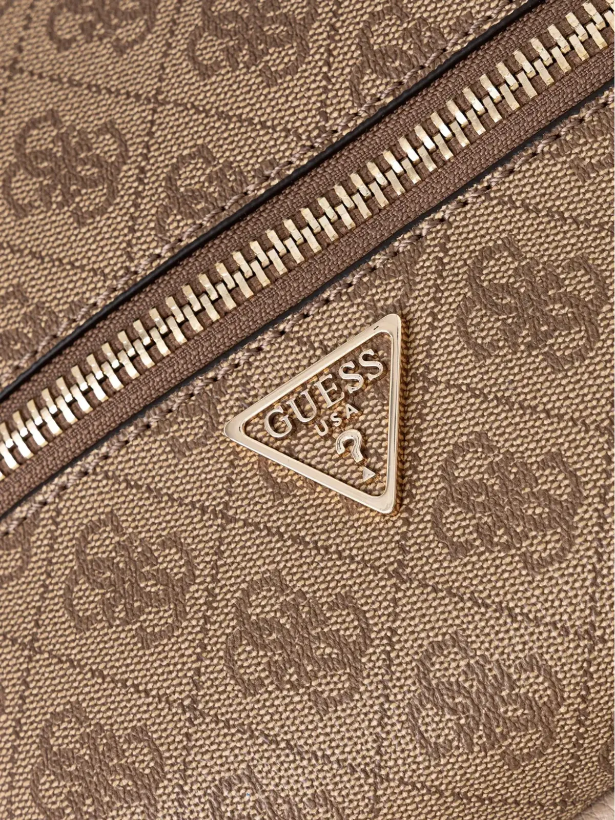 GUESS USA モノグラム柄ジップポケット付きバックパック - 画像5