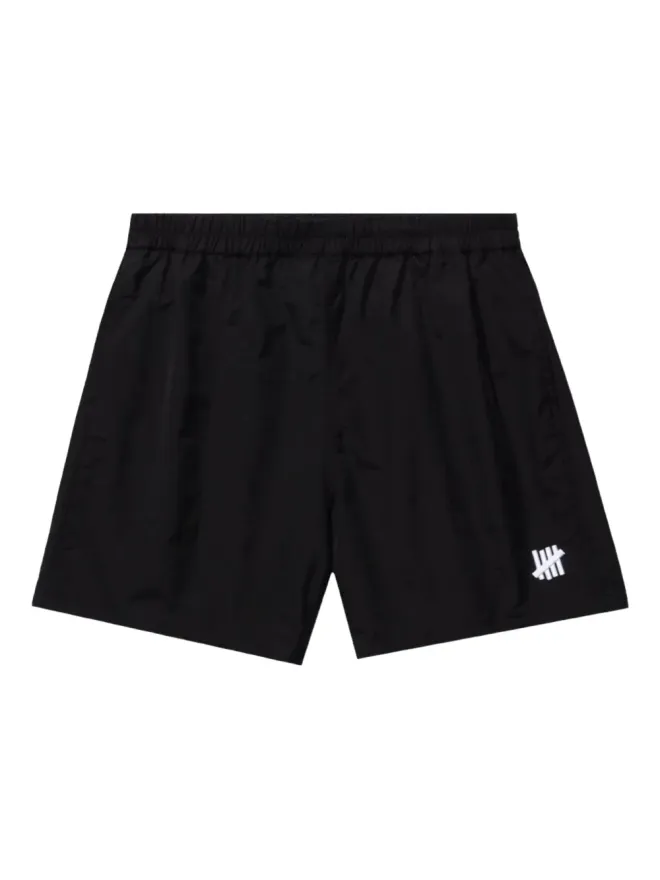 Undefeated Undefeated ロゴプレート入りスイムショーツの商品画像