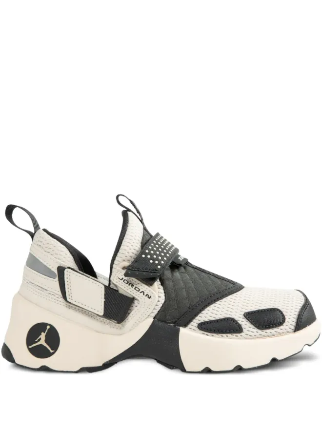 Jordan Jordan ストラップディテールのキルテッドスニーカーの商品画像