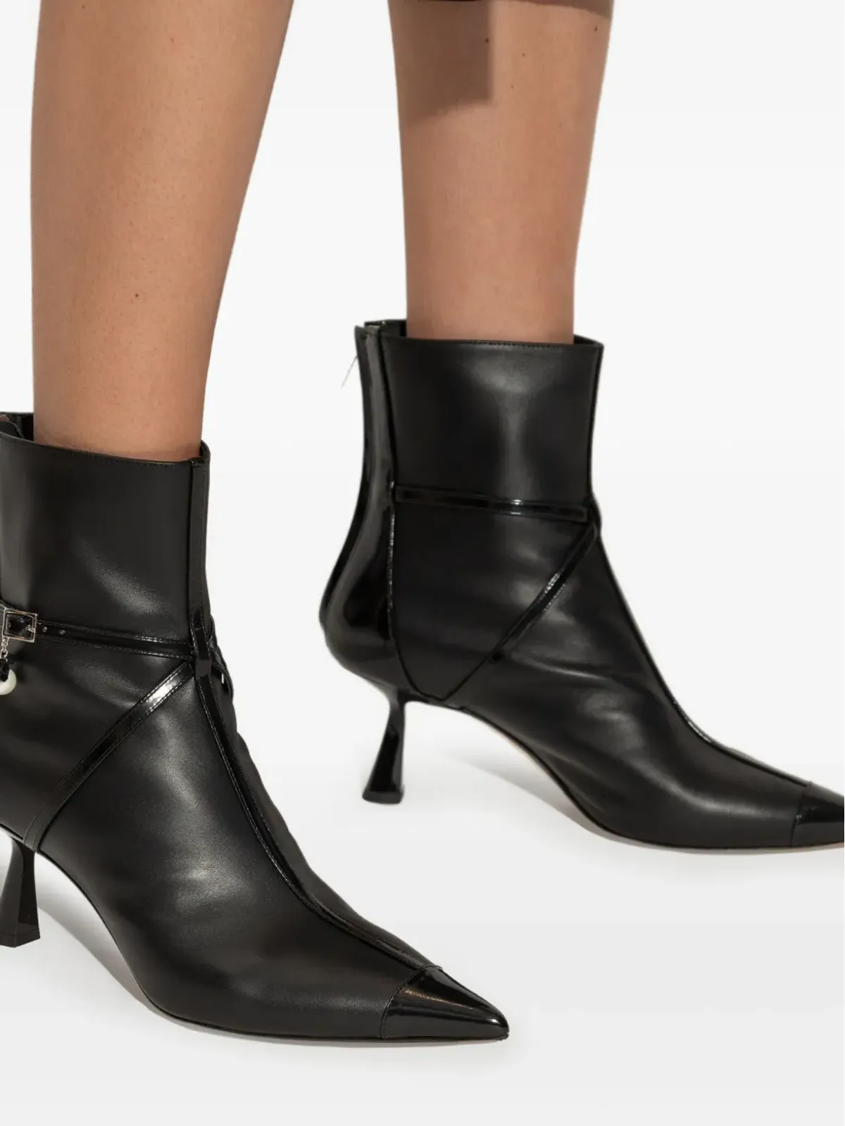 Jimmy Choo ブラック パール付きポインテッドトゥ アンクルブーツ - 画像4