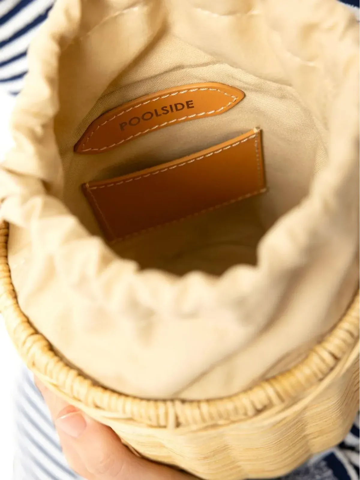Poolside Island shell-embellished bucket bag - Neutrals - 画像4