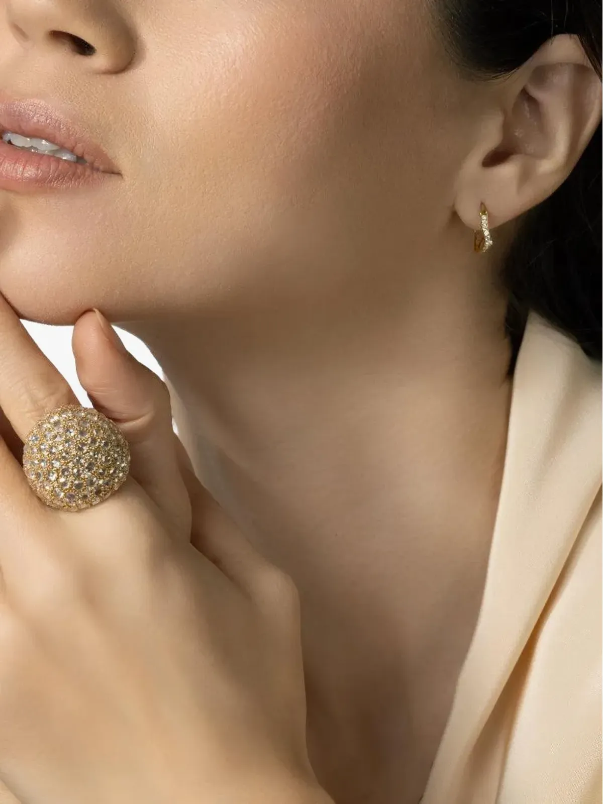 Parulina 18K イエローゴールド ブライア ダイヤモンド ハギー イヤリング - 画像2