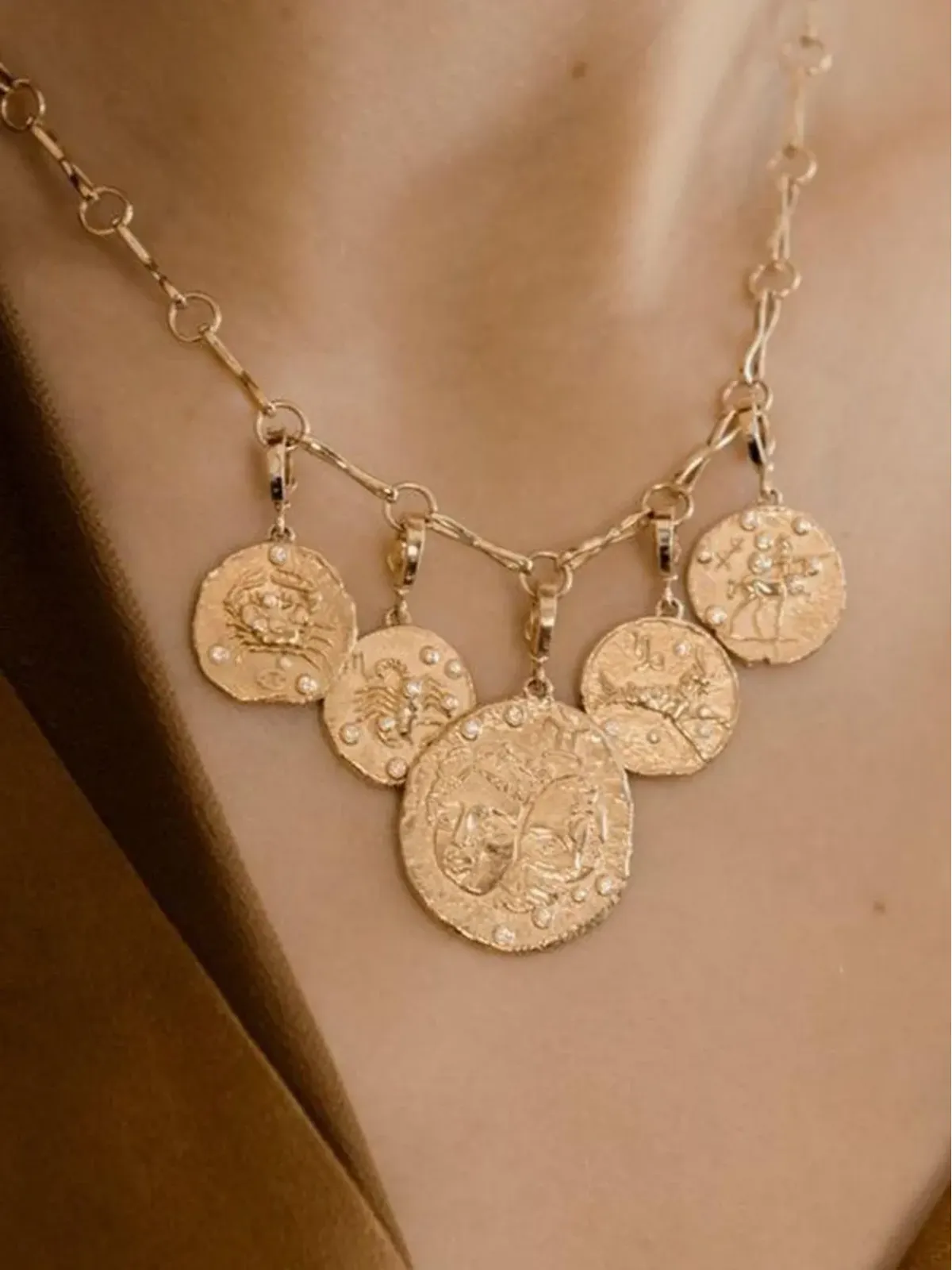 Azlee 18K イエローゴールド ダイヤモンド Pisces コイン ネックレス - 画像2