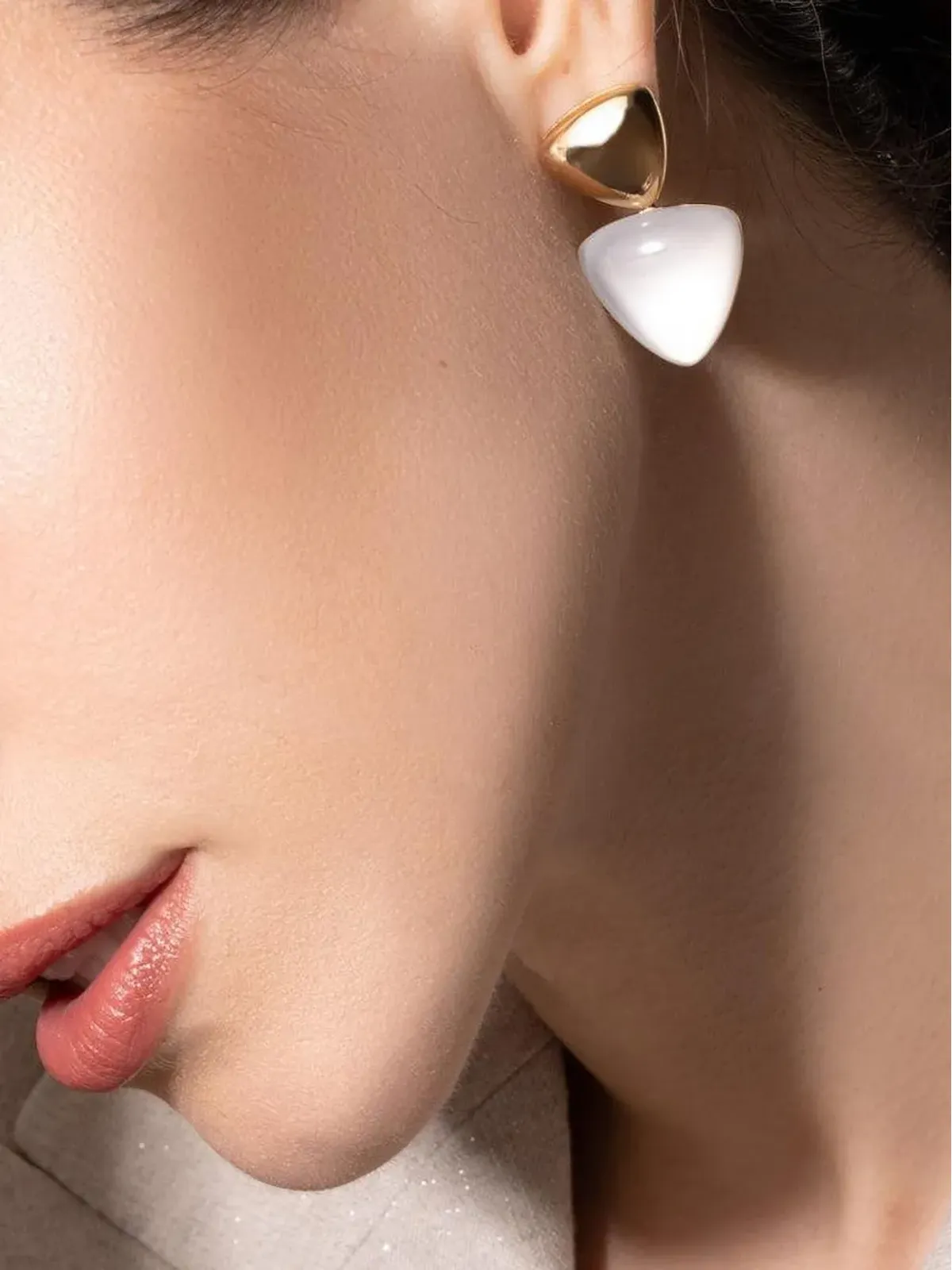 VHERNIER 18Kローズゴールド ロッククリスタルとマザーオブパール イヤリング - 画像3